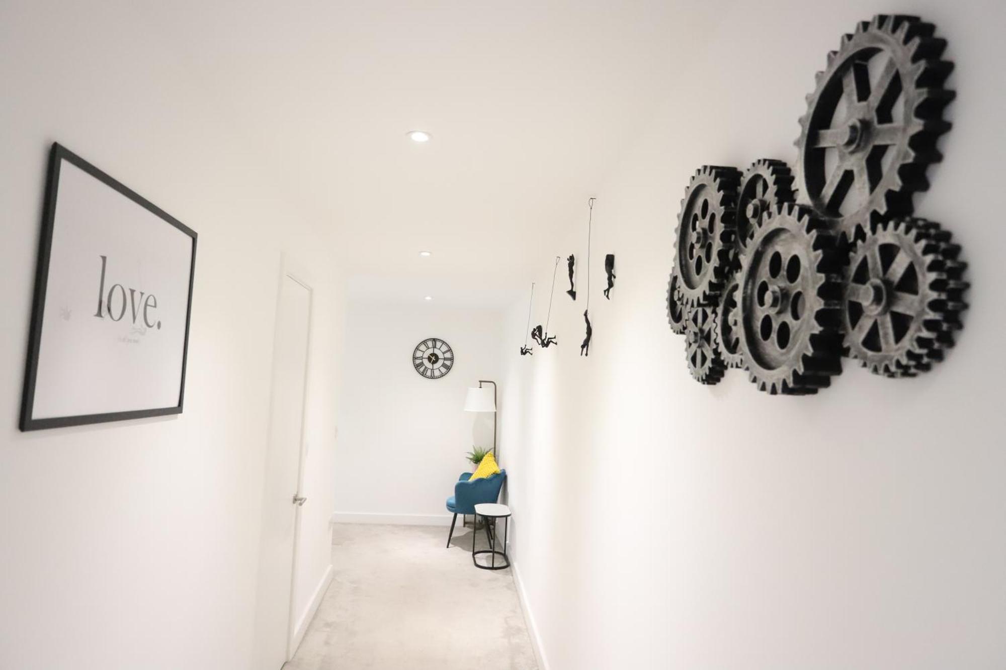 Spacious 3-story Retreat With Rooftop Terrace And Modern Amenities Appartement