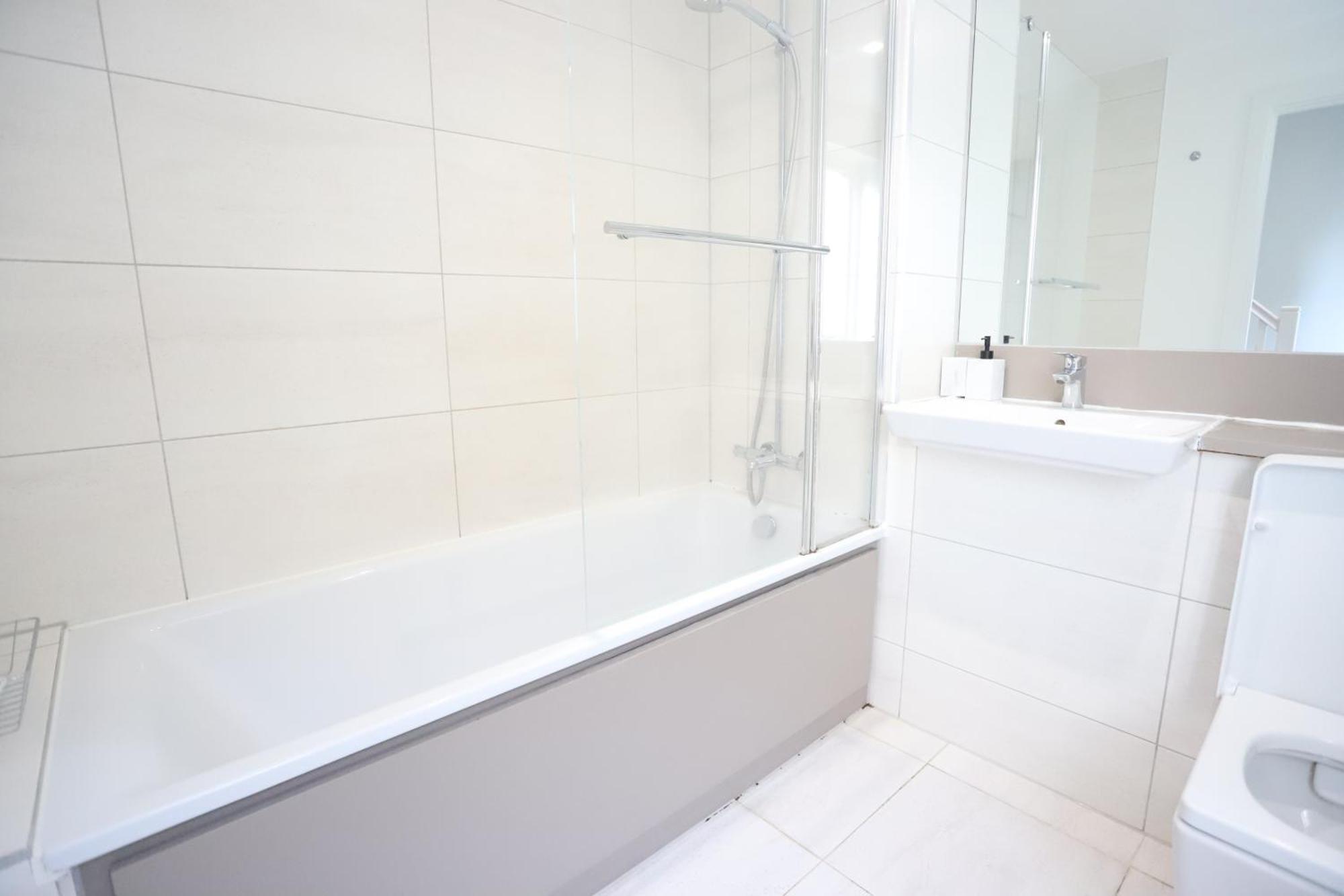 Spacious 3-story Retreat With Rooftop Terrace And Modern Amenities Appartement *