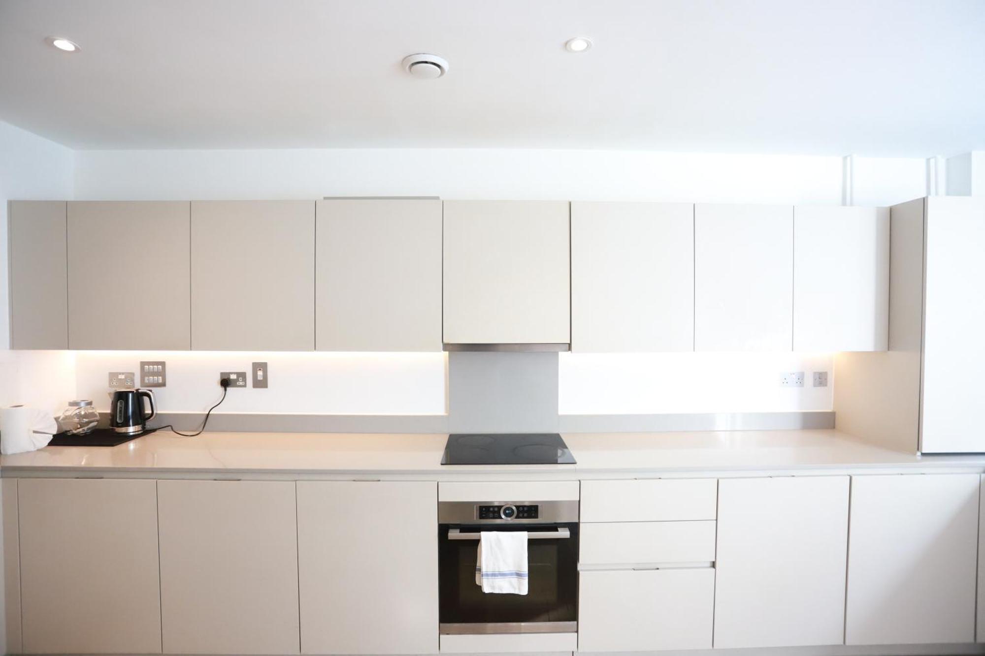 Spacious 3-story Retreat With Rooftop Terrace And Modern Amenities Appartement *