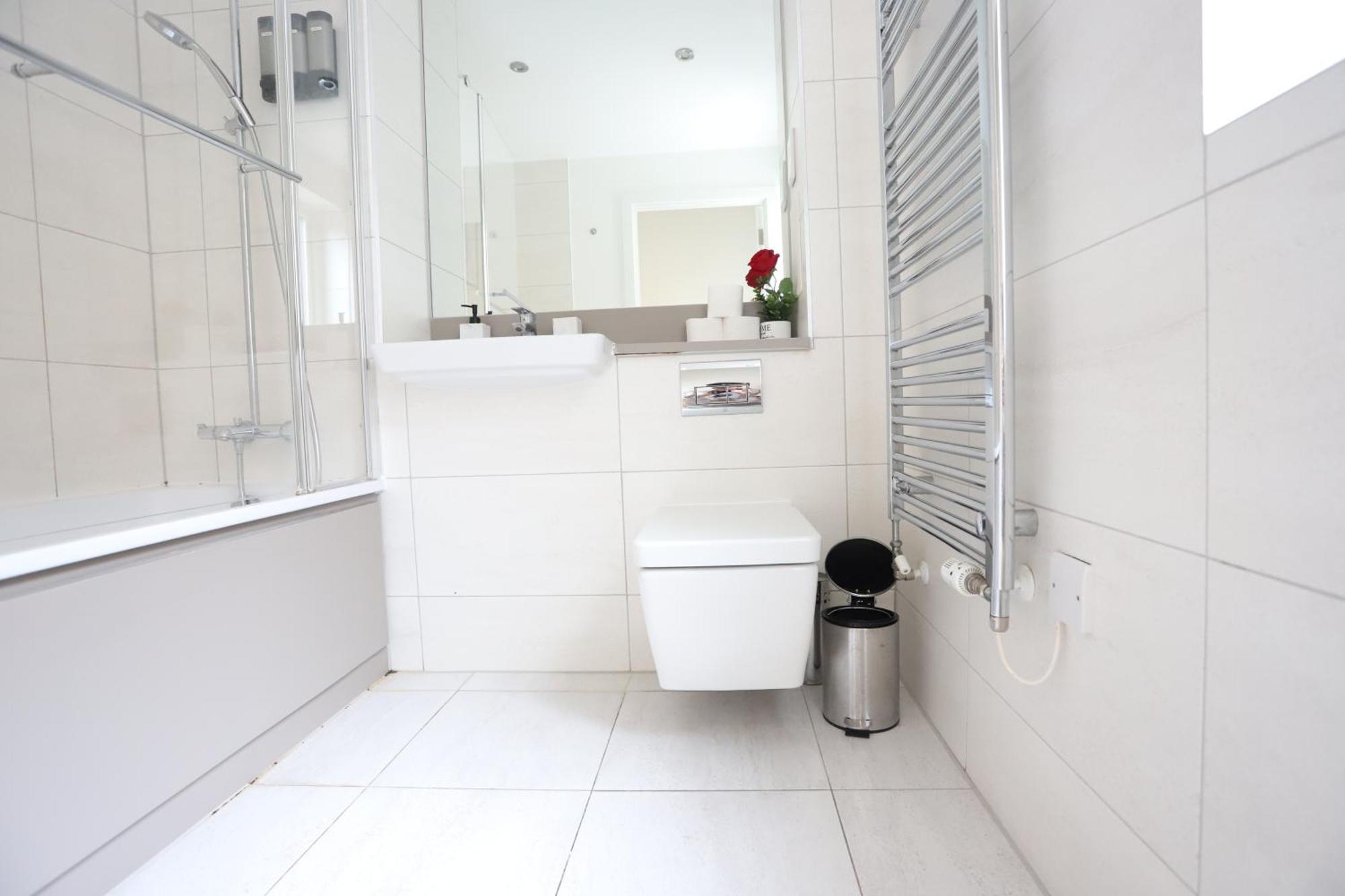 Appartement Spacious 3-story Retreat With Rooftop Terrace And Modern Amenities *