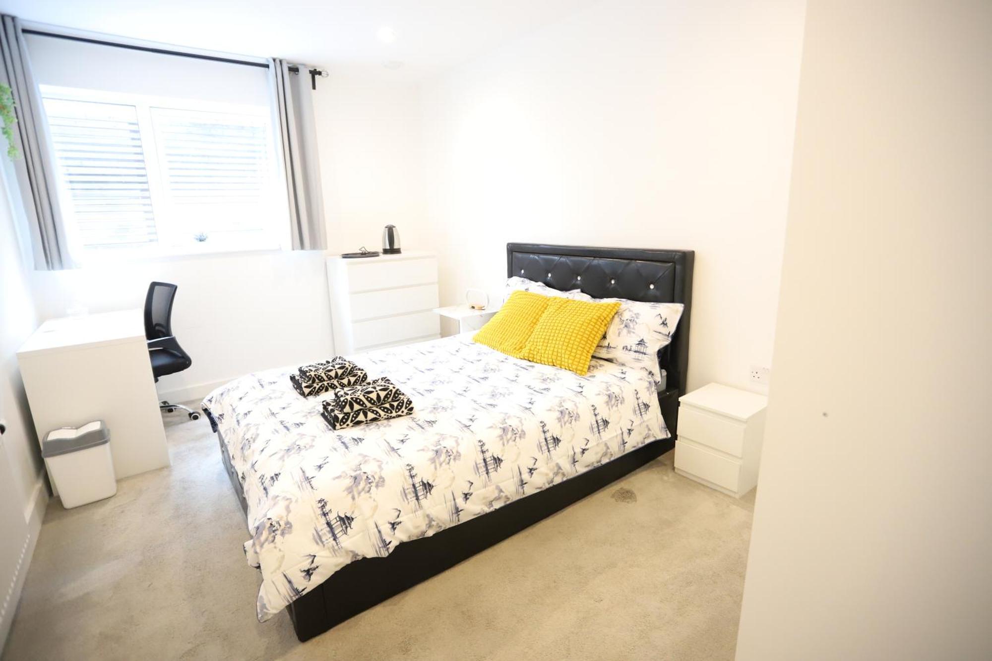 Spacious 3-story Retreat With Rooftop Terrace And Modern Amenities Londres
