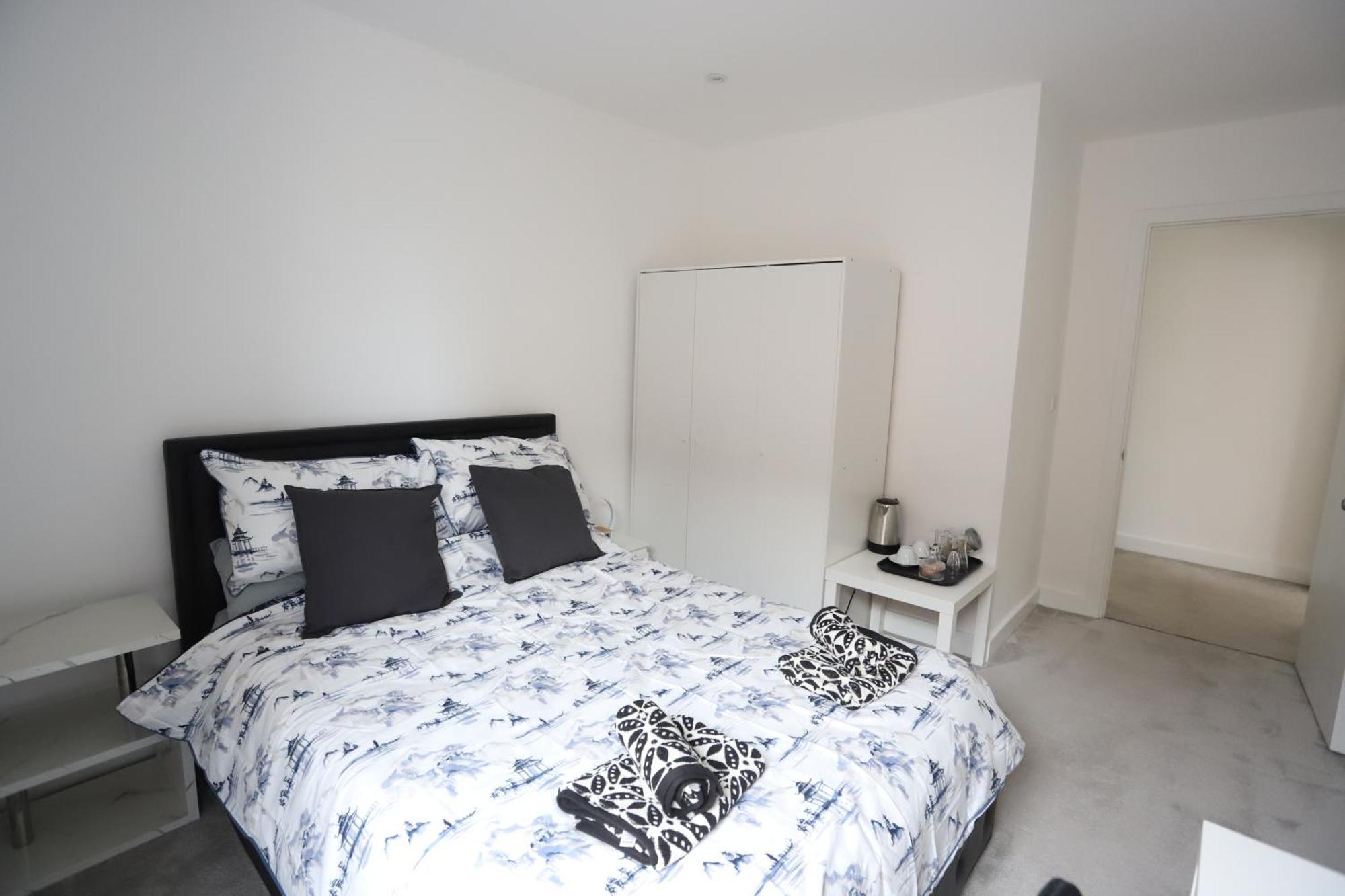 Spacious 3-story Retreat With Rooftop Terrace And Modern Amenities Appartement