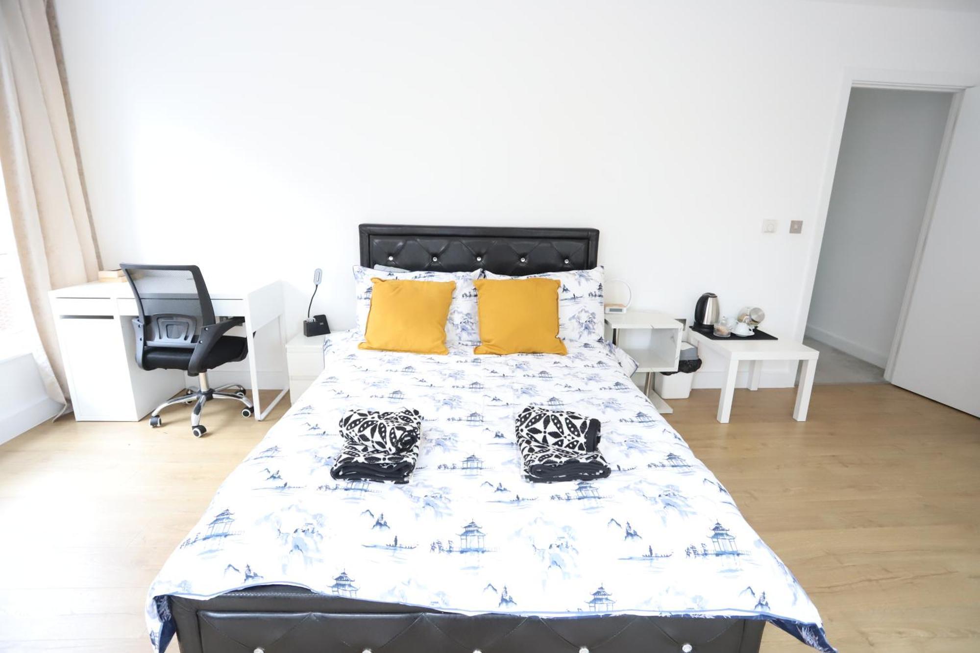 Spacious 3-story Retreat With Rooftop Terrace And Modern Amenities Appartement *