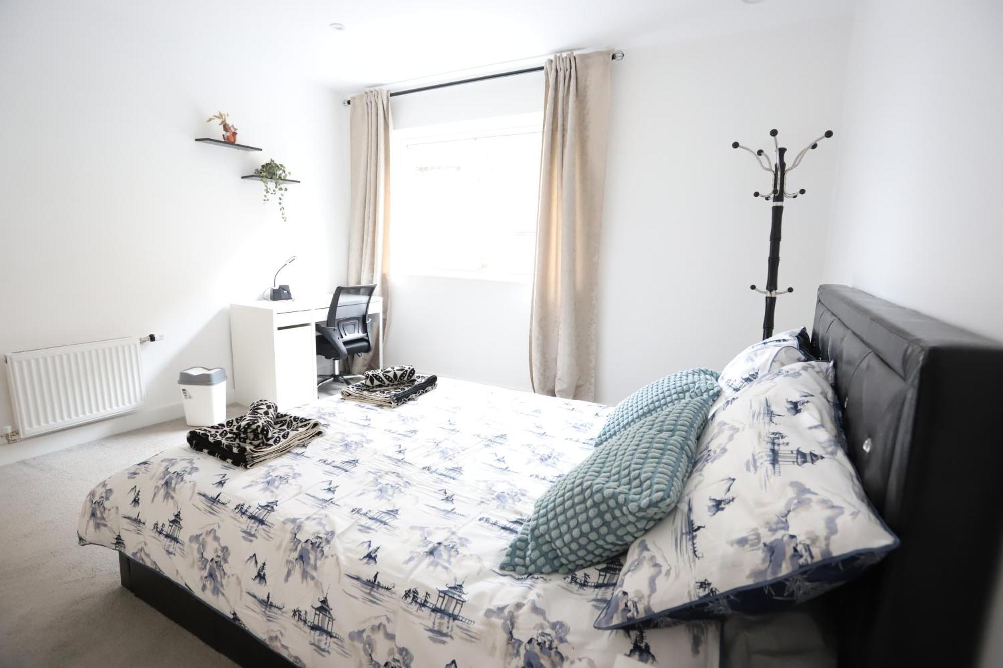 Spacious 3-story Retreat With Rooftop Terrace And Modern Amenities Appartement