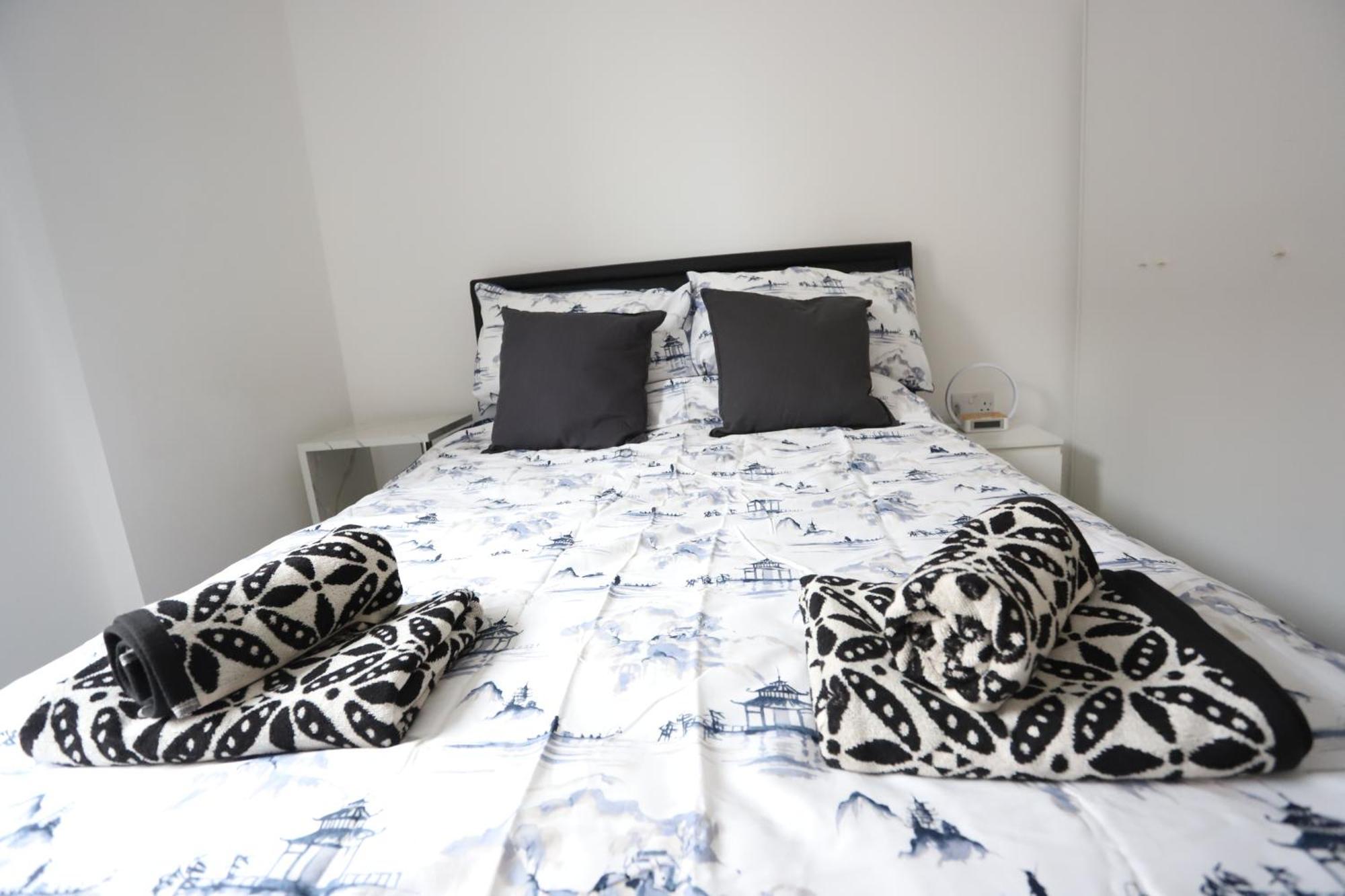 Spacious 3-story Retreat With Rooftop Terrace And Modern Amenities Londres
