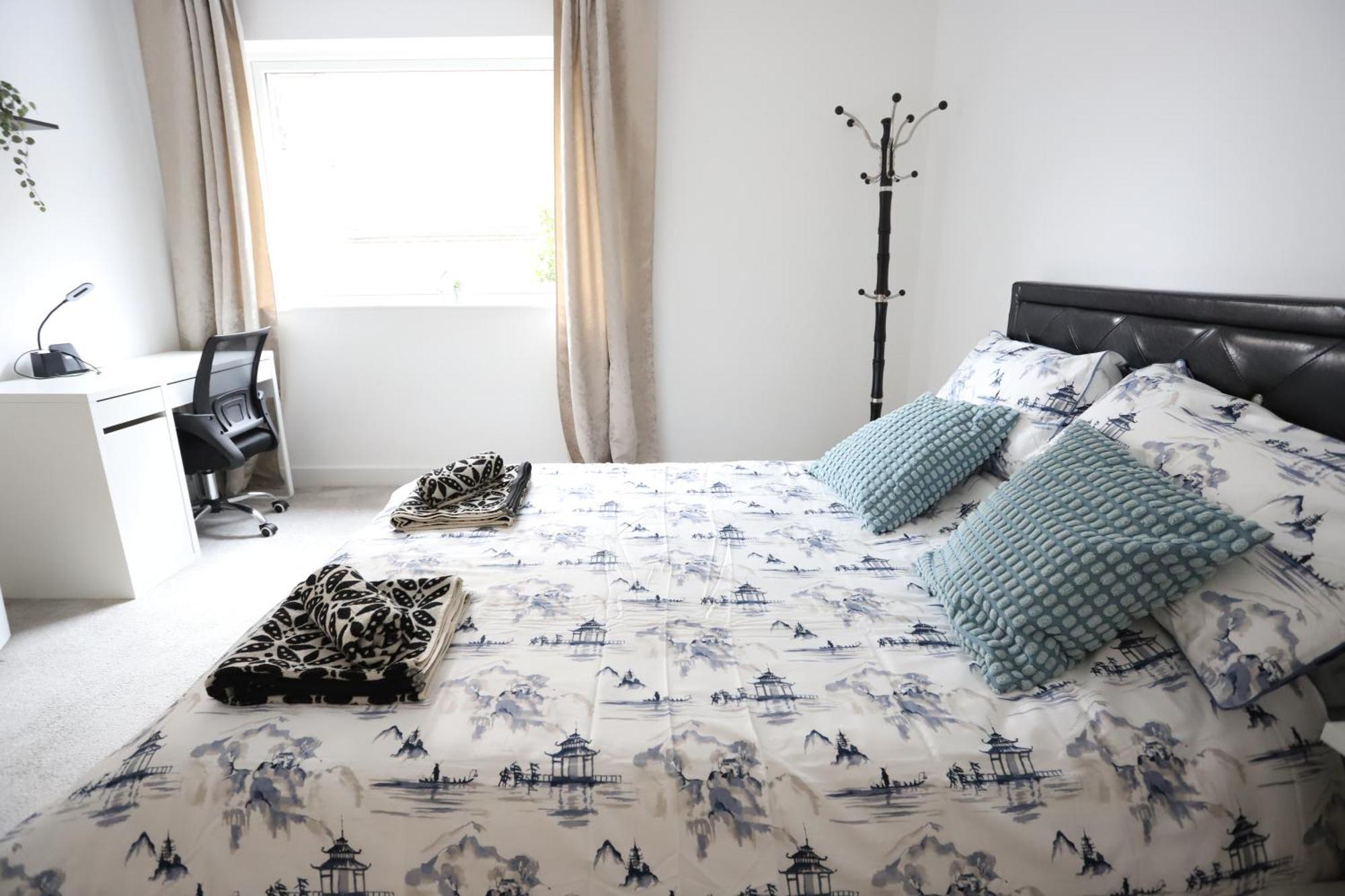 Spacious 3-story Retreat With Rooftop Terrace And Modern Amenities Appartement *