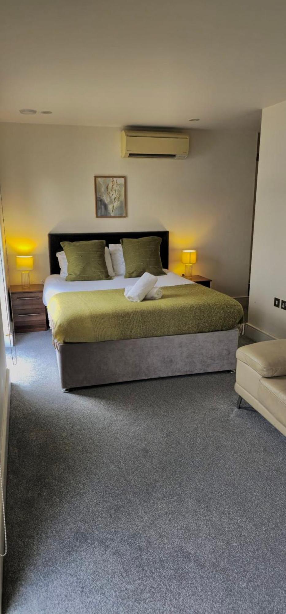 Spacious 3-bed 3-bath Luxury With Balcony Hyde Park Londen