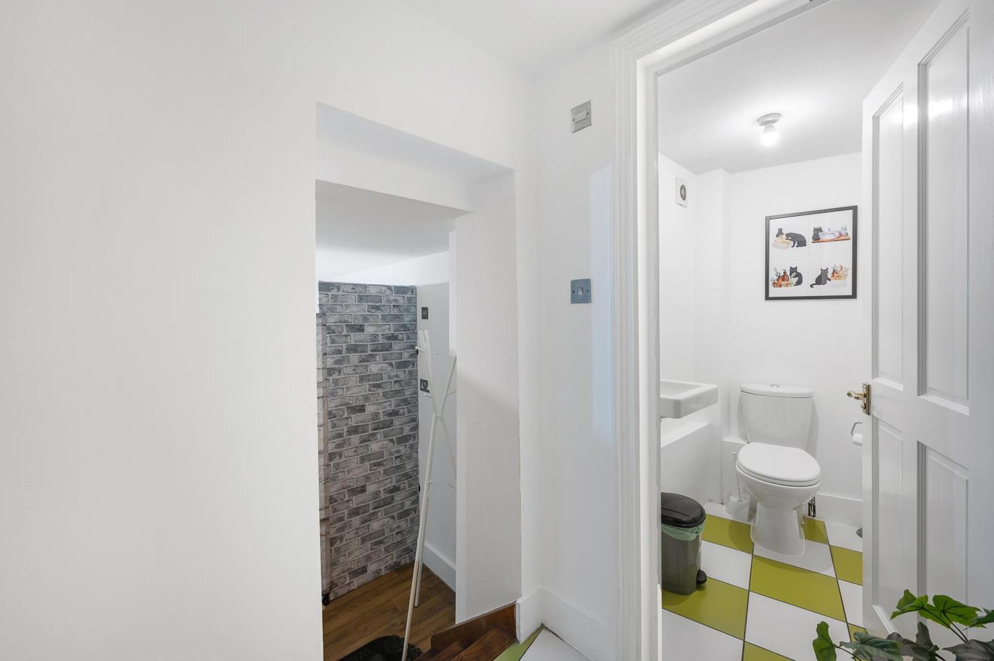 Bright And Spacious 2 Bedroom Flat With Ensuite Bathrooms In London Se5 * London