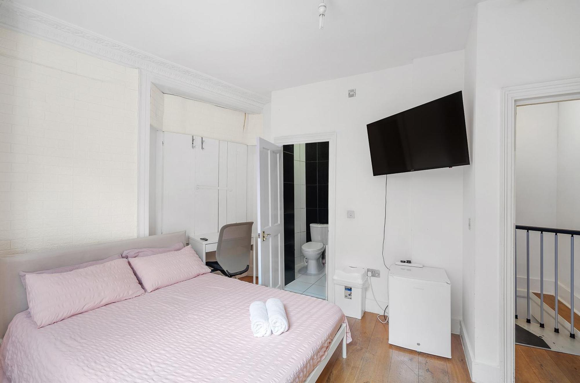 Bright And Spacious 2 Bedroom Flat With Ensuite Bathrooms In London Se5 * London