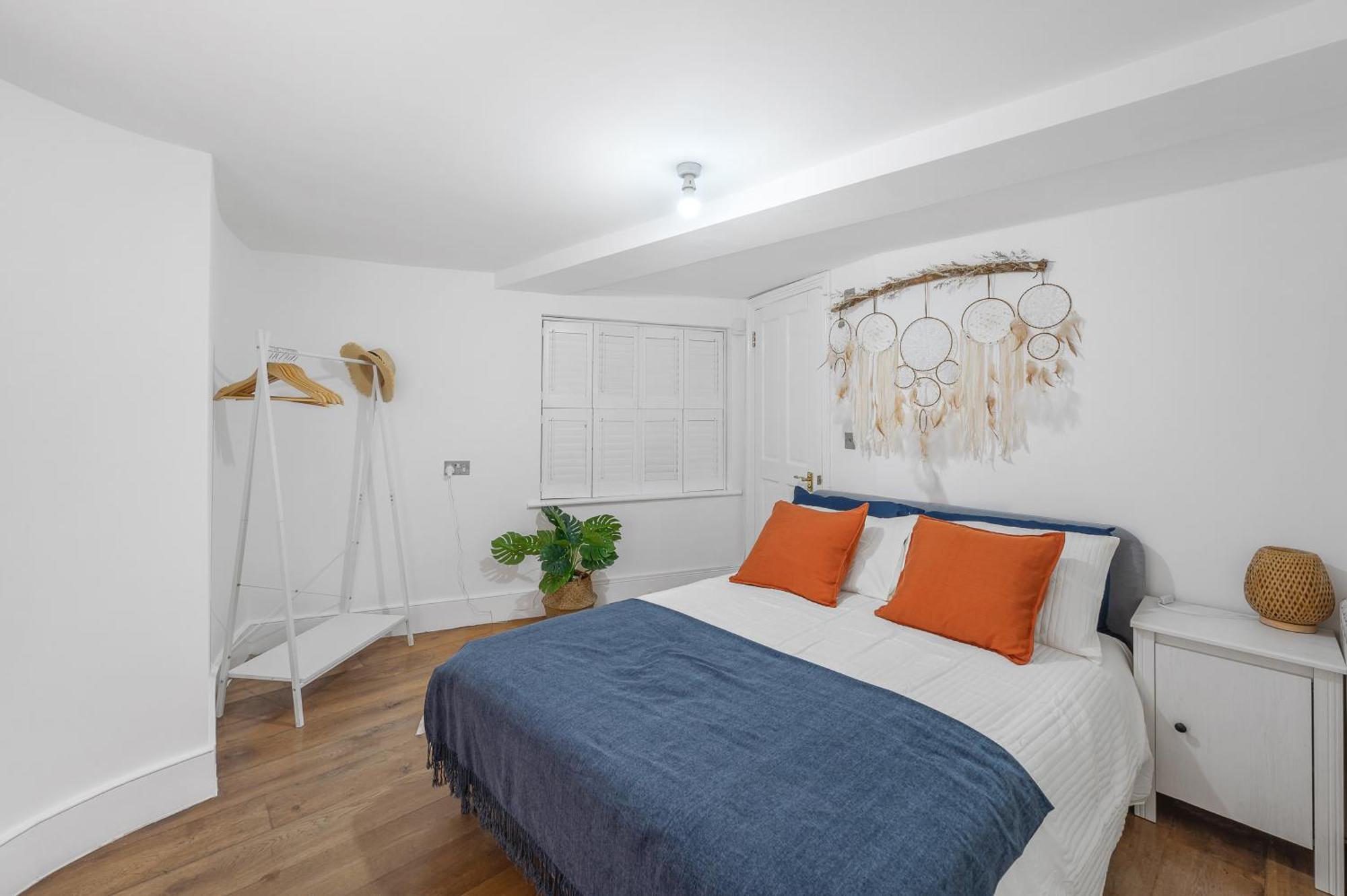Bright And Spacious 2 Bedroom Flat With Ensuite Bathrooms In London Se5 Apartment London