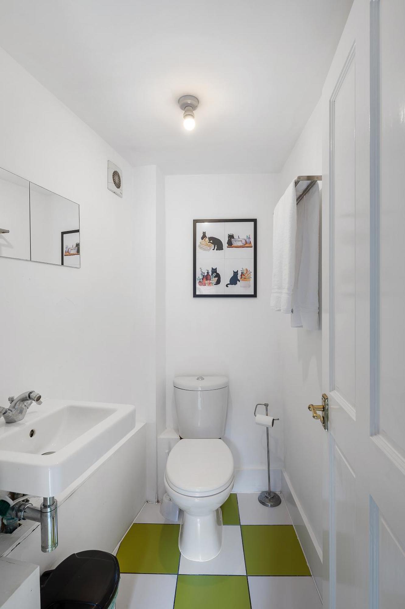 Bright And Spacious 2 Bedroom Flat With Ensuite Bathrooms In London Se5 * London