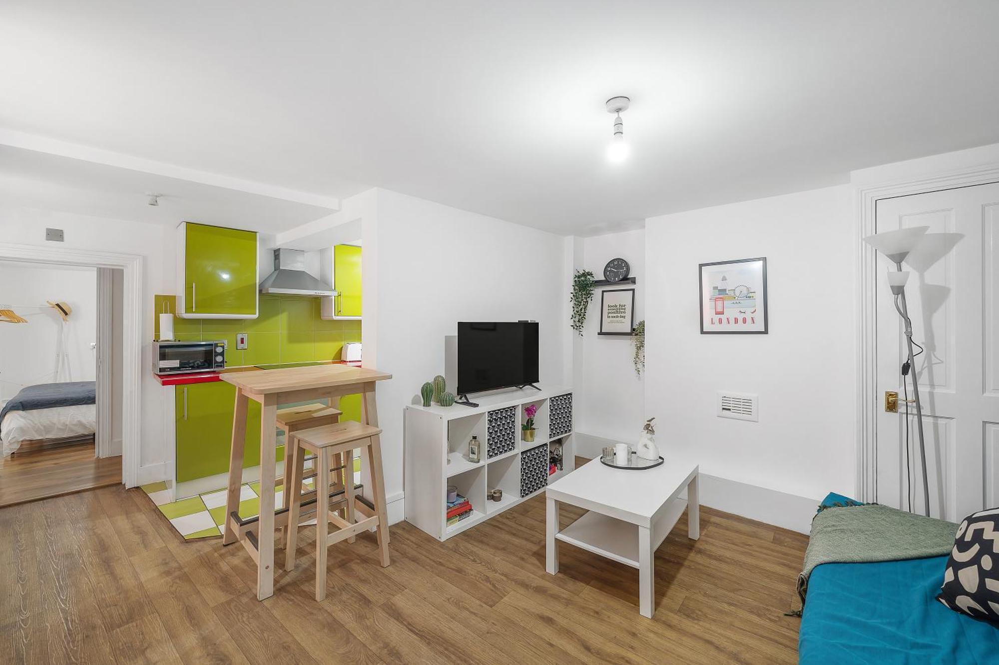 Bright And Spacious 2 Bedroom Flat With Ensuite Bathrooms In London Se5