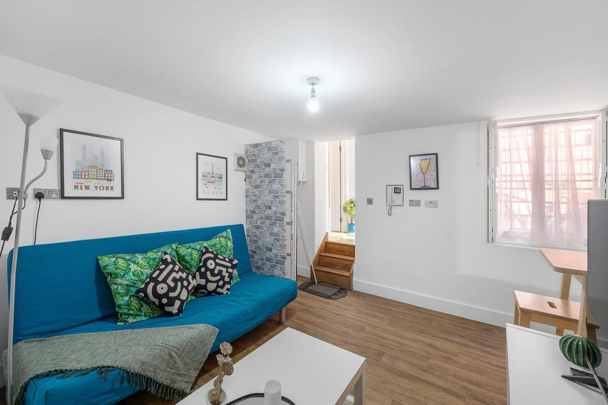Bright And Spacious 2 Bedroom Flat With Ensuite Bathrooms In London Se5 *