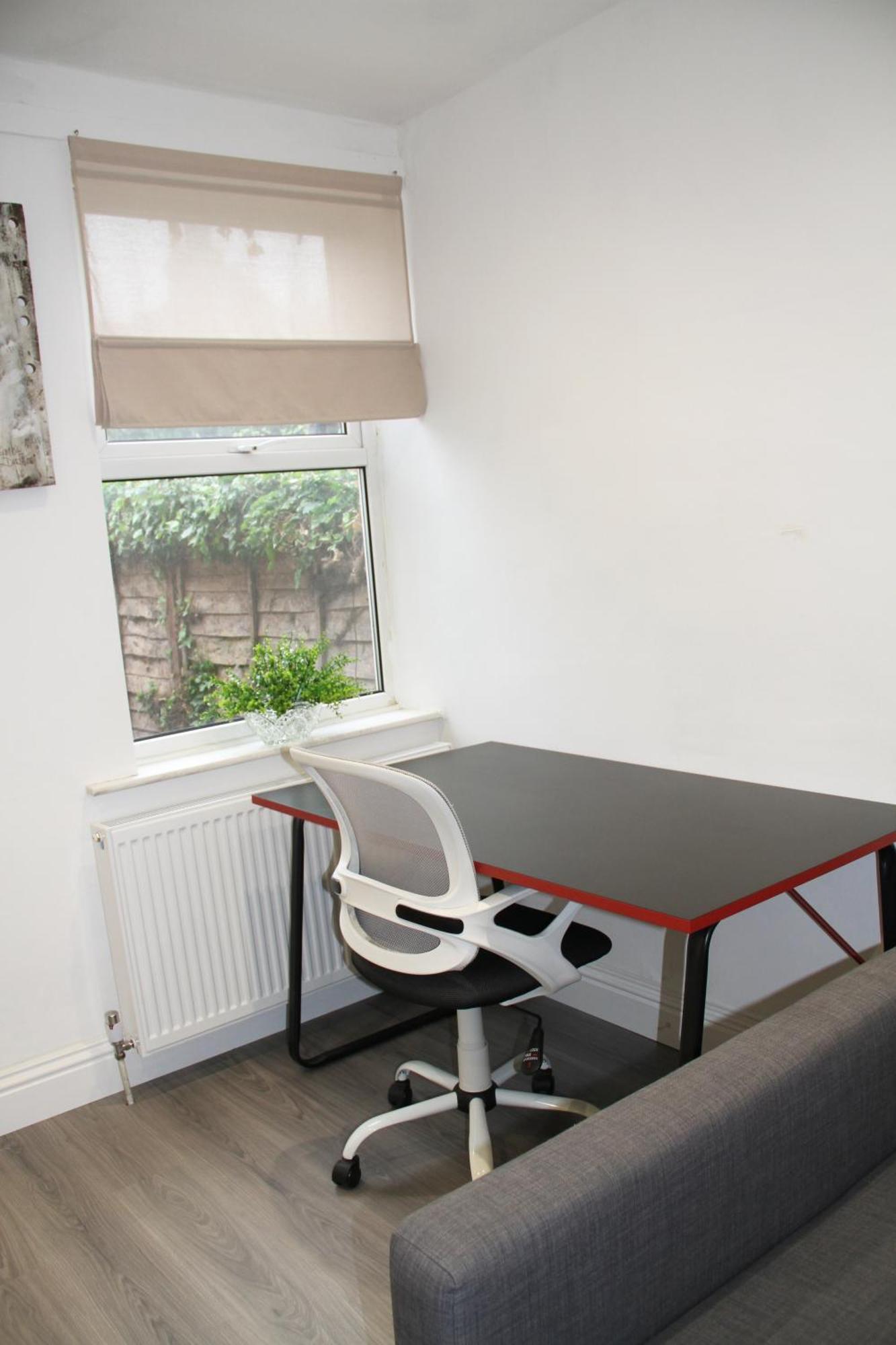 Hébergement de vacances No 10 Spacious 2-bedroom House In Stratford With Parking For Up To Six Londres
