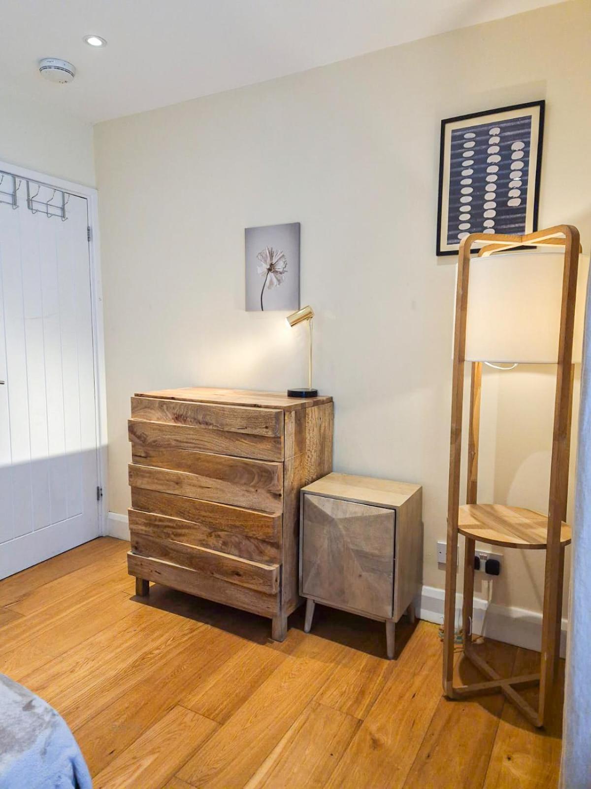 Refined 2 Bedroom Flat Few Steps From The Oval * London