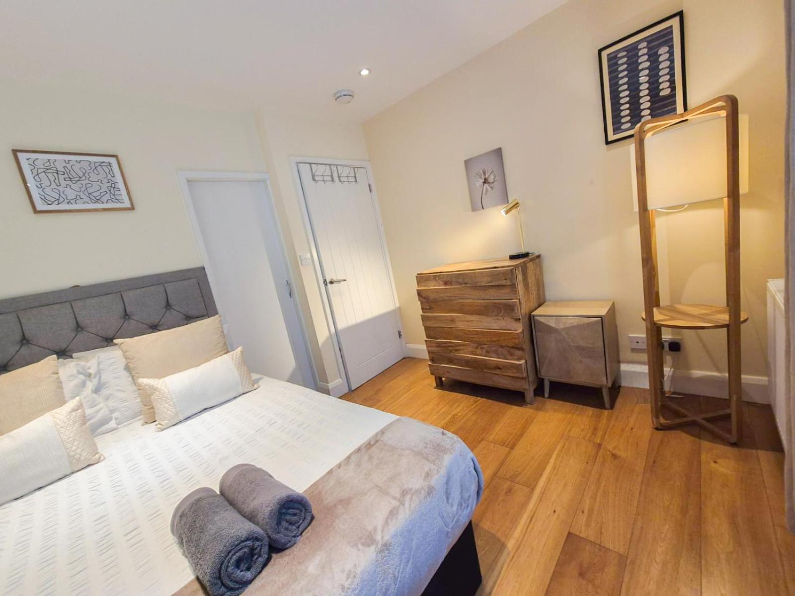 Refined 2 Bedroom Flat Few Steps From The Oval London