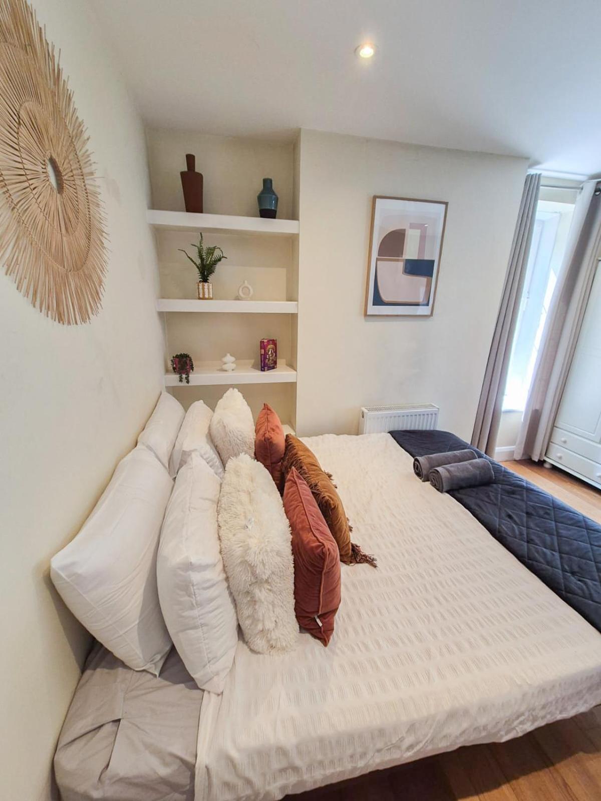 Refined 2 Bedroom Flat Few Steps From The Oval * London