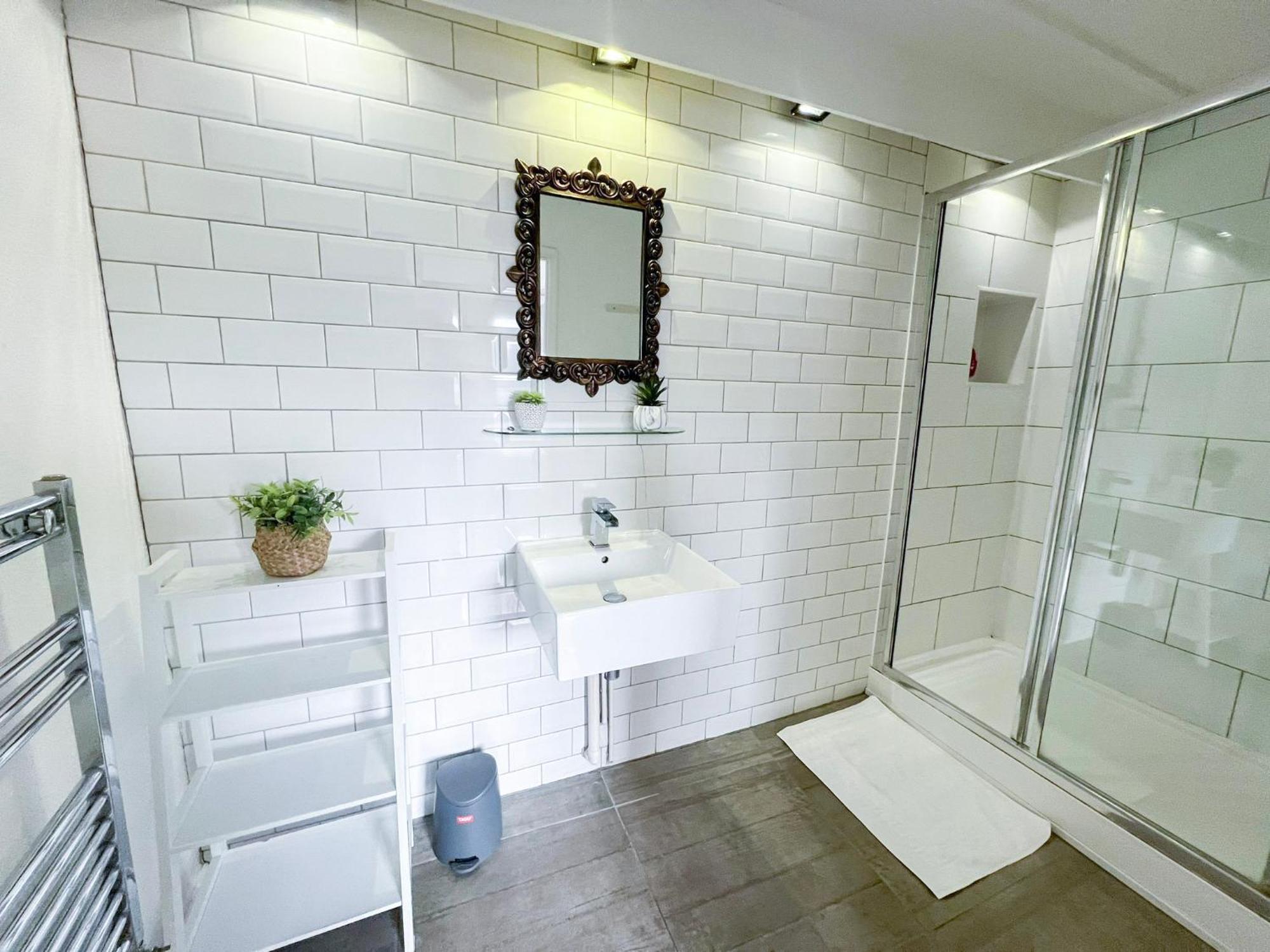 2 Bedroom Flat A Short Walk Away To Barbican Centre Near Farringdon, Old St London