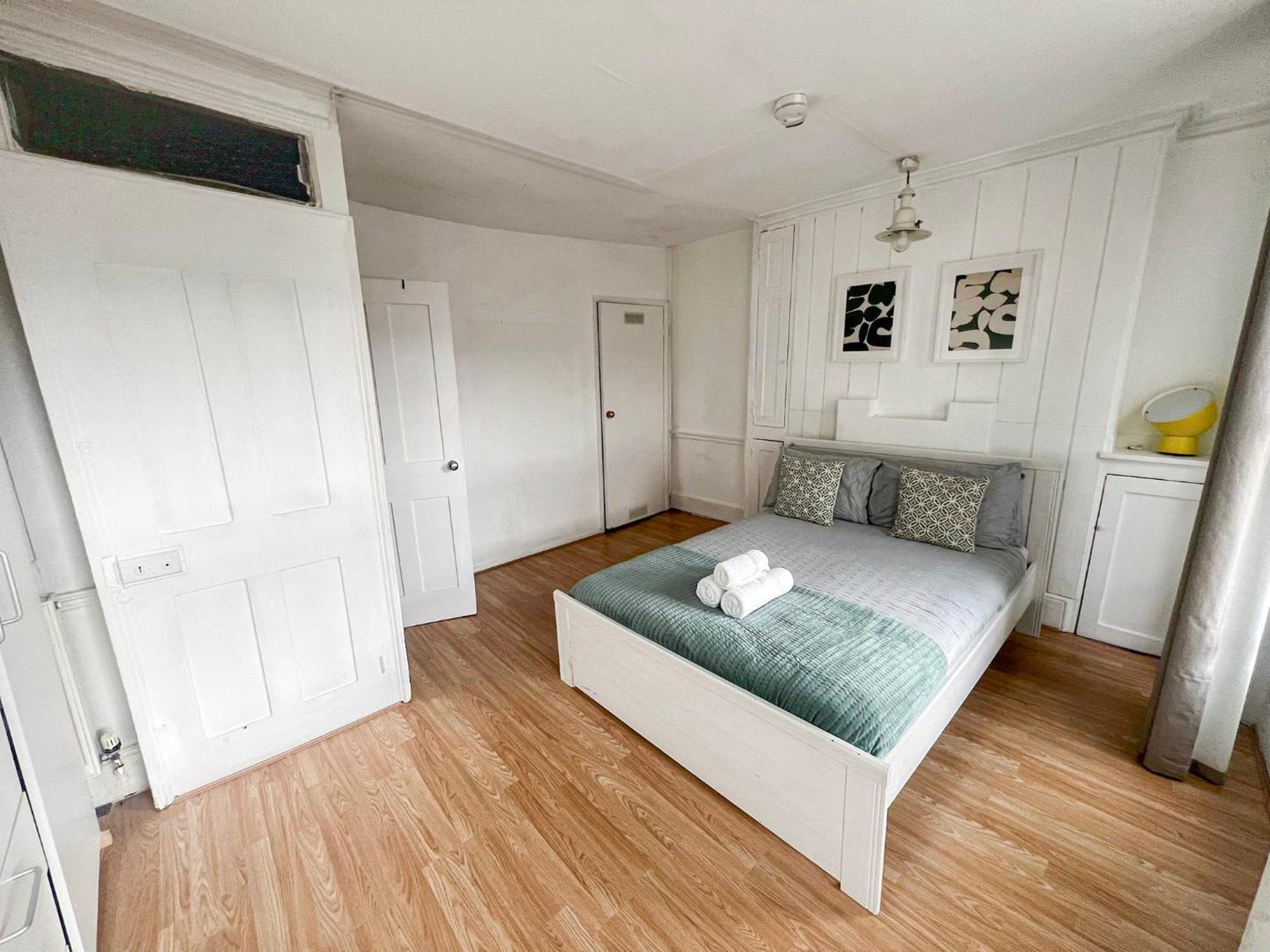 2 Bedroom Flat A Short Walk Away To Barbican Centre Near Farringdon, Old St Apartment *