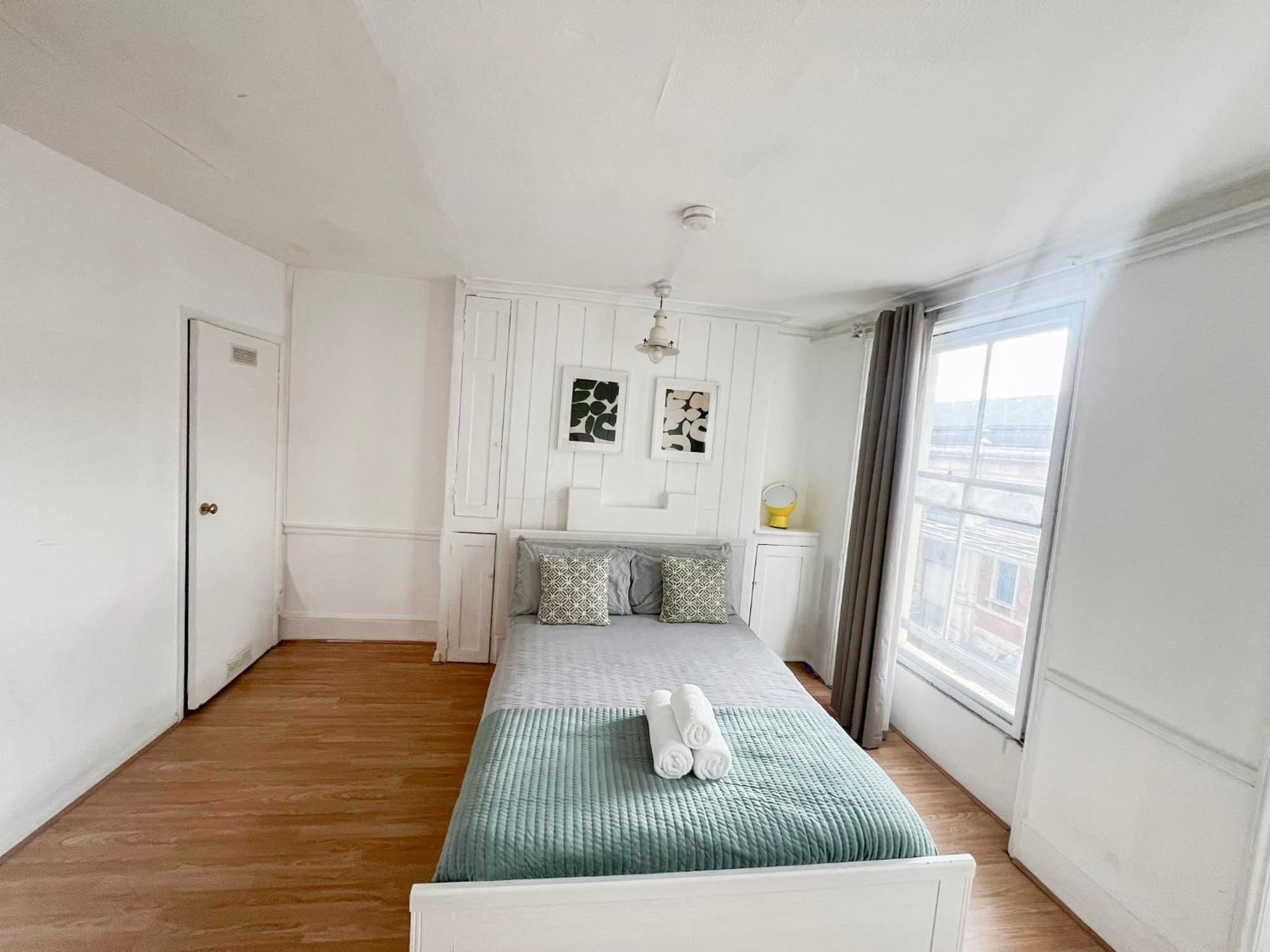 2 Bedroom Flat A Short Walk Away To Barbican Centre Near Farringdon, Old St Apartment