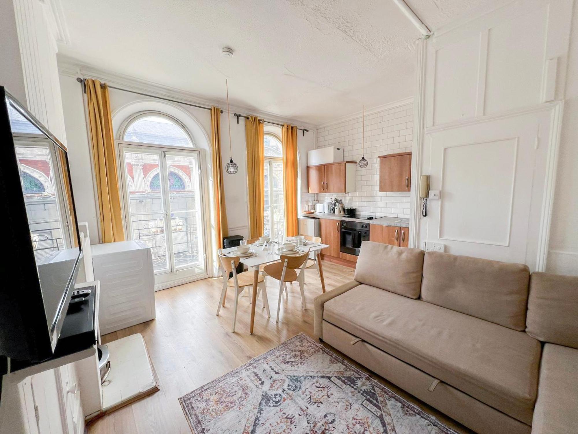 2 Bedroom Flat A Short Walk Away To Barbican Centre Near Farringdon, Old St Apartment London