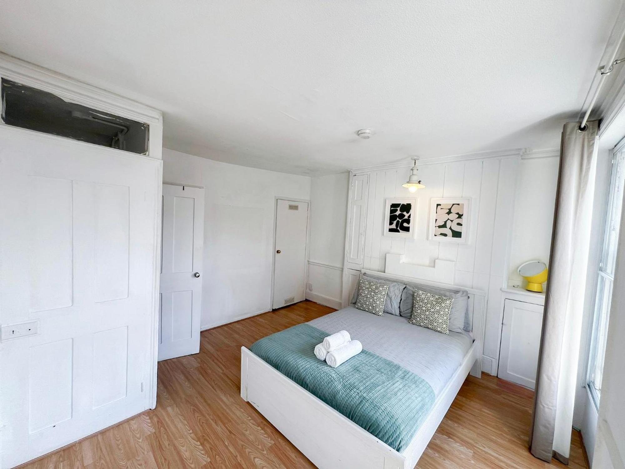 2 Bedroom Flat A Short Walk Away To Barbican Centre Near Farringdon, Old St * London