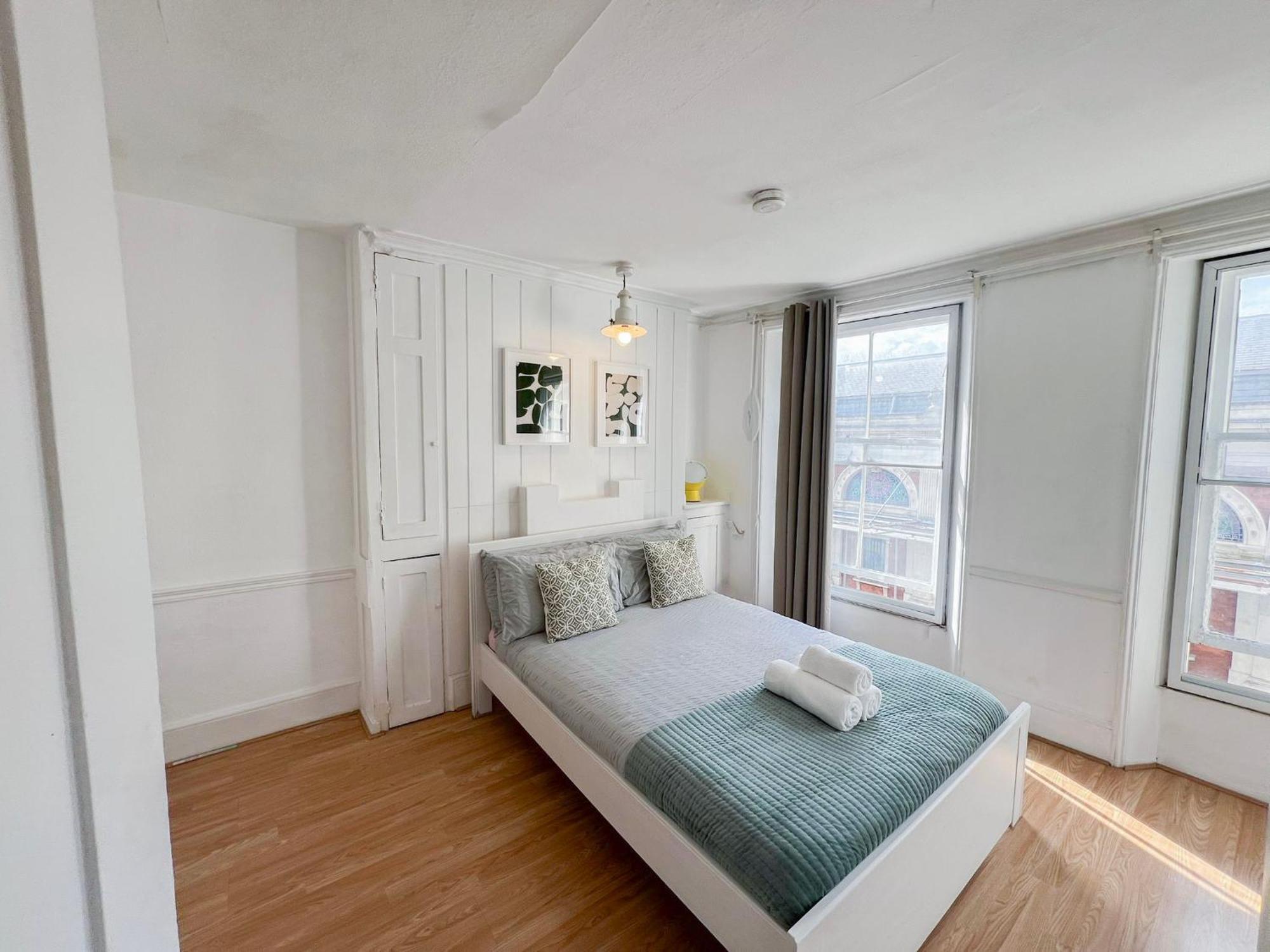 2 Bedroom Flat A Short Walk Away To Barbican Centre Near Farringdon, Old St * London