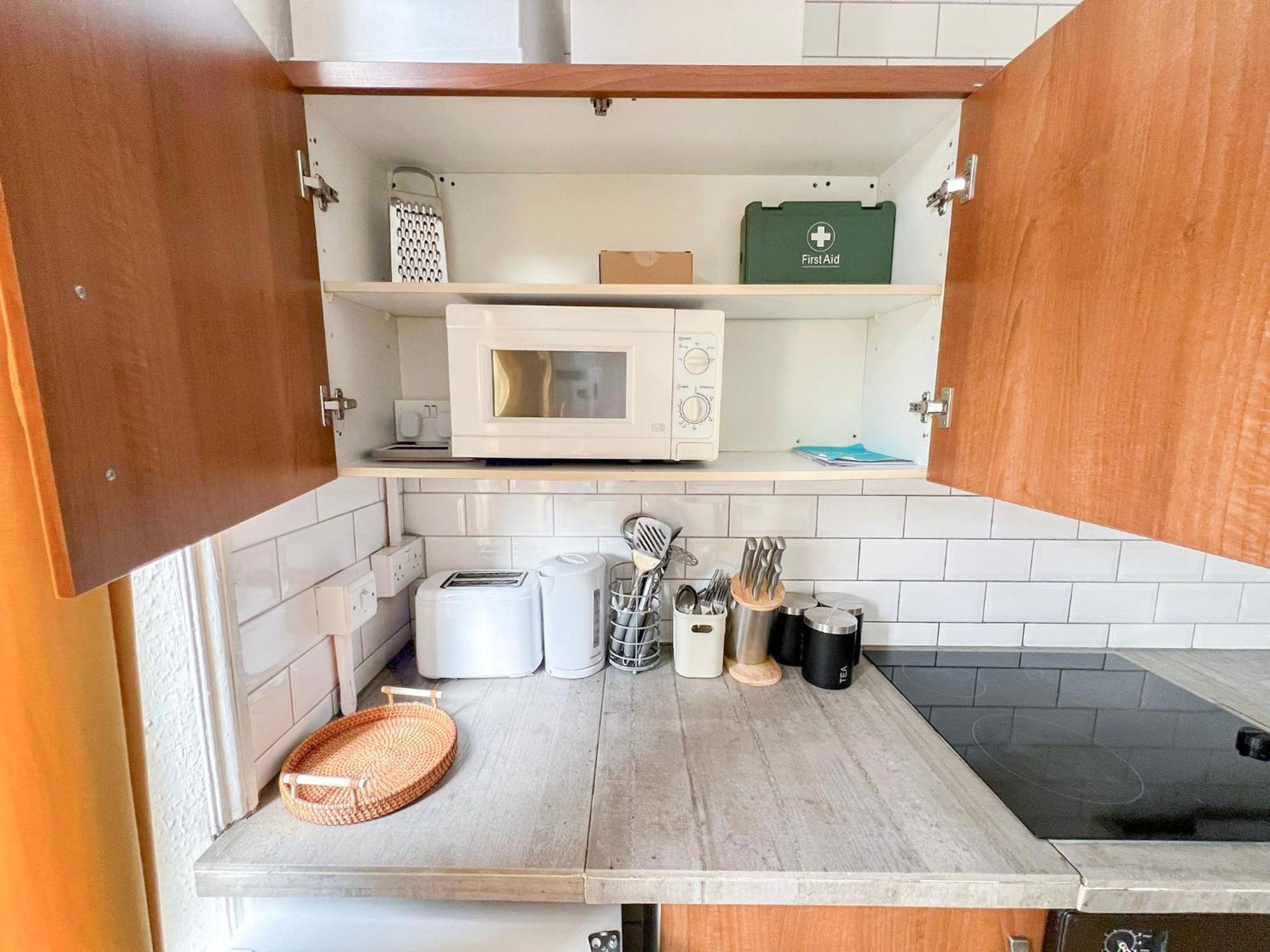 2 Bedroom Flat A Short Walk Away To Barbican Centre Near Farringdon, Old St Apartment