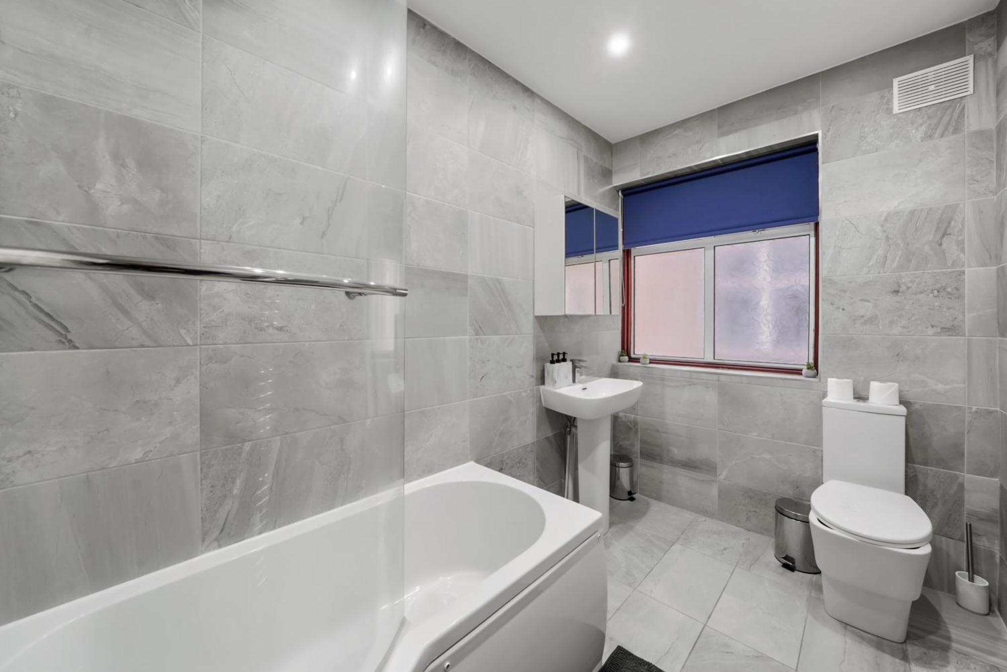 4 Bedroom House & Free Parking Close To Kensal Rise Station Vakantiehuis Londen