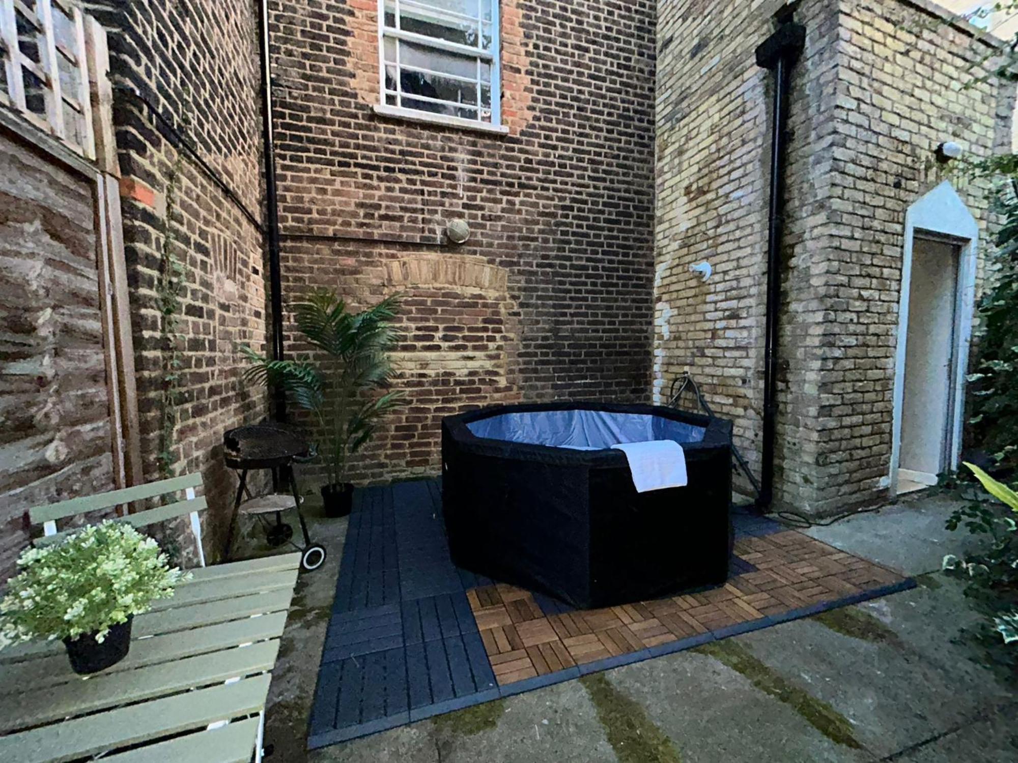 Camden Coach House By Livestay Short Lets & Serviced With Terrace Retreat & Parking Londen