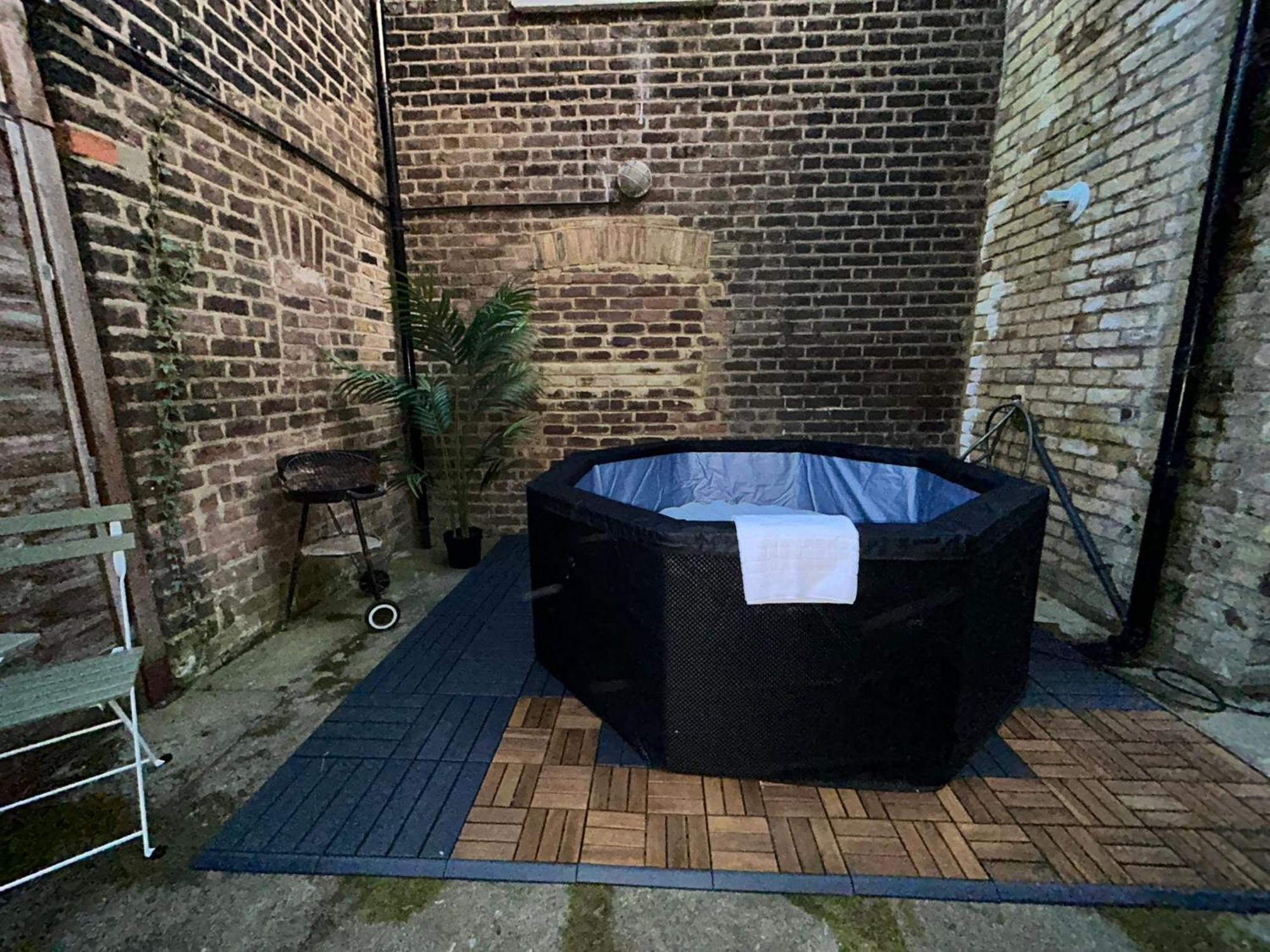 Vakantiehuis Camden Coach House By Livestay Short Lets & Serviced With Terrace Retreat & Parking
