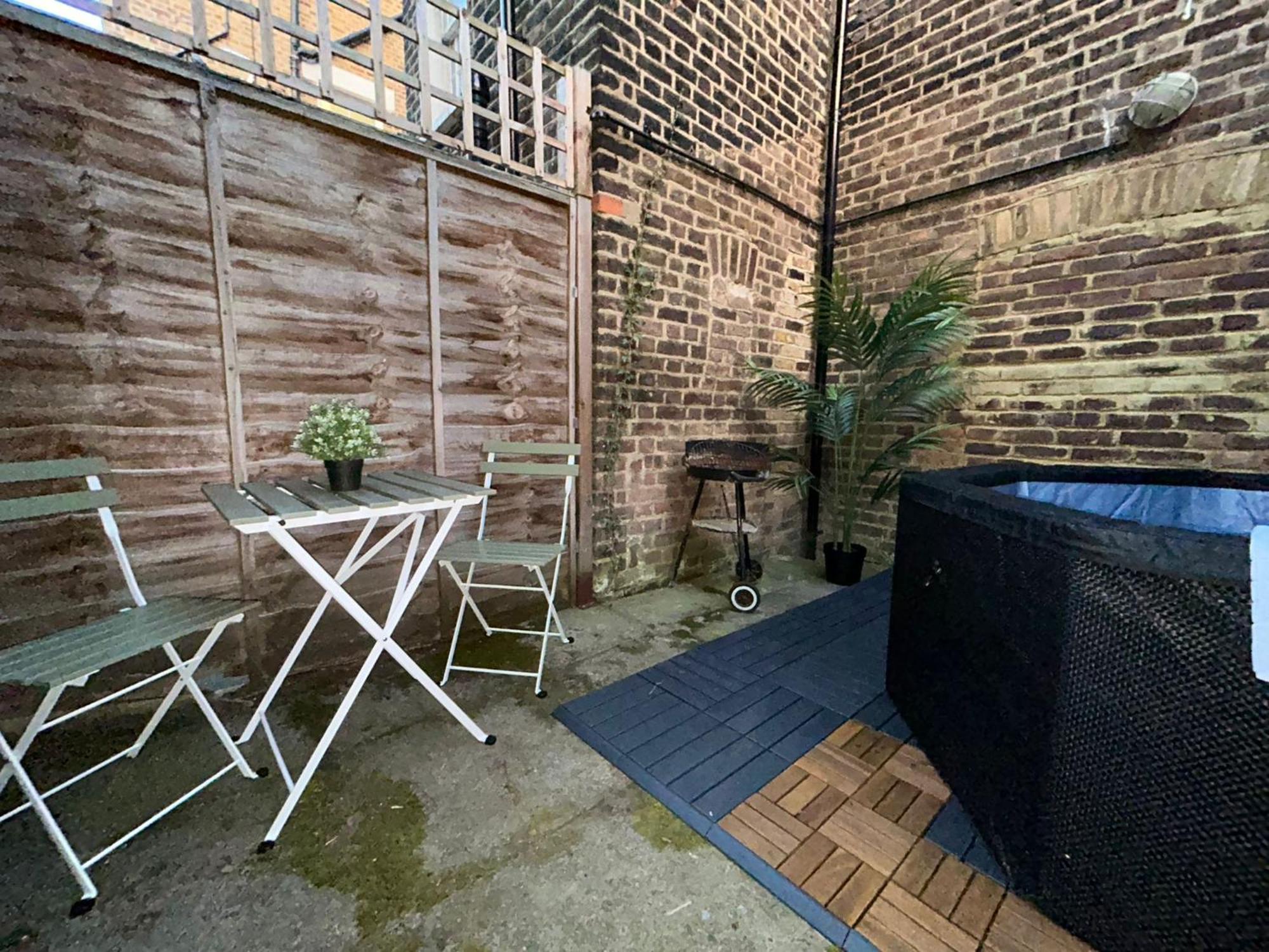 Vakantiehuis Camden Coach House By Livestay Short Lets & Serviced With Terrace Retreat & Parking *