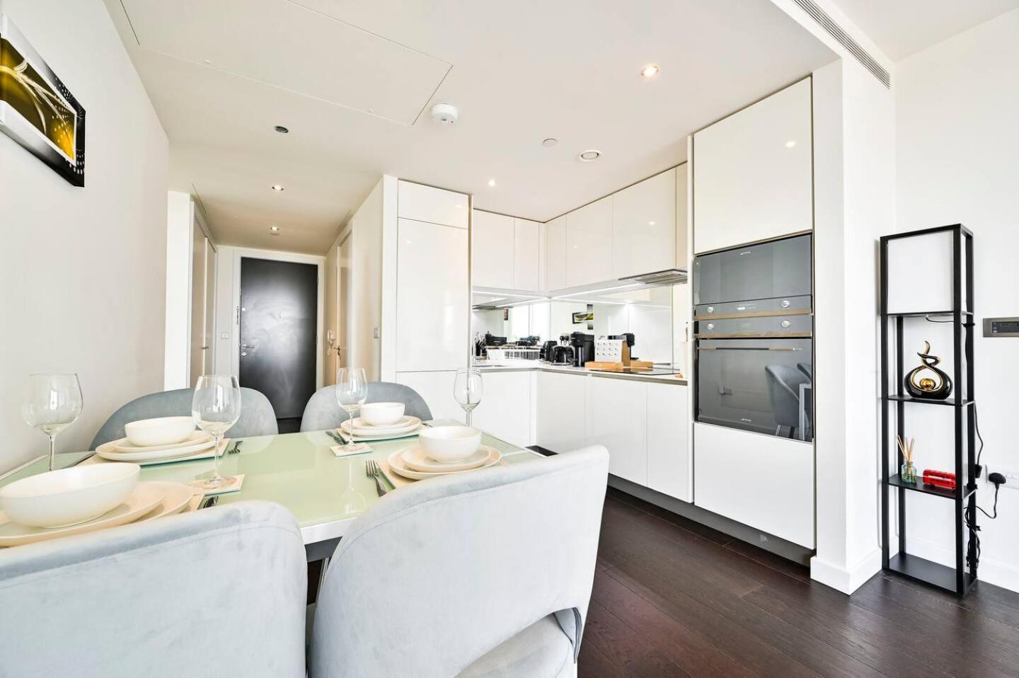 Luxury High-rise 21st Floor 2 Bedroom 2 Bath Flat * Londen