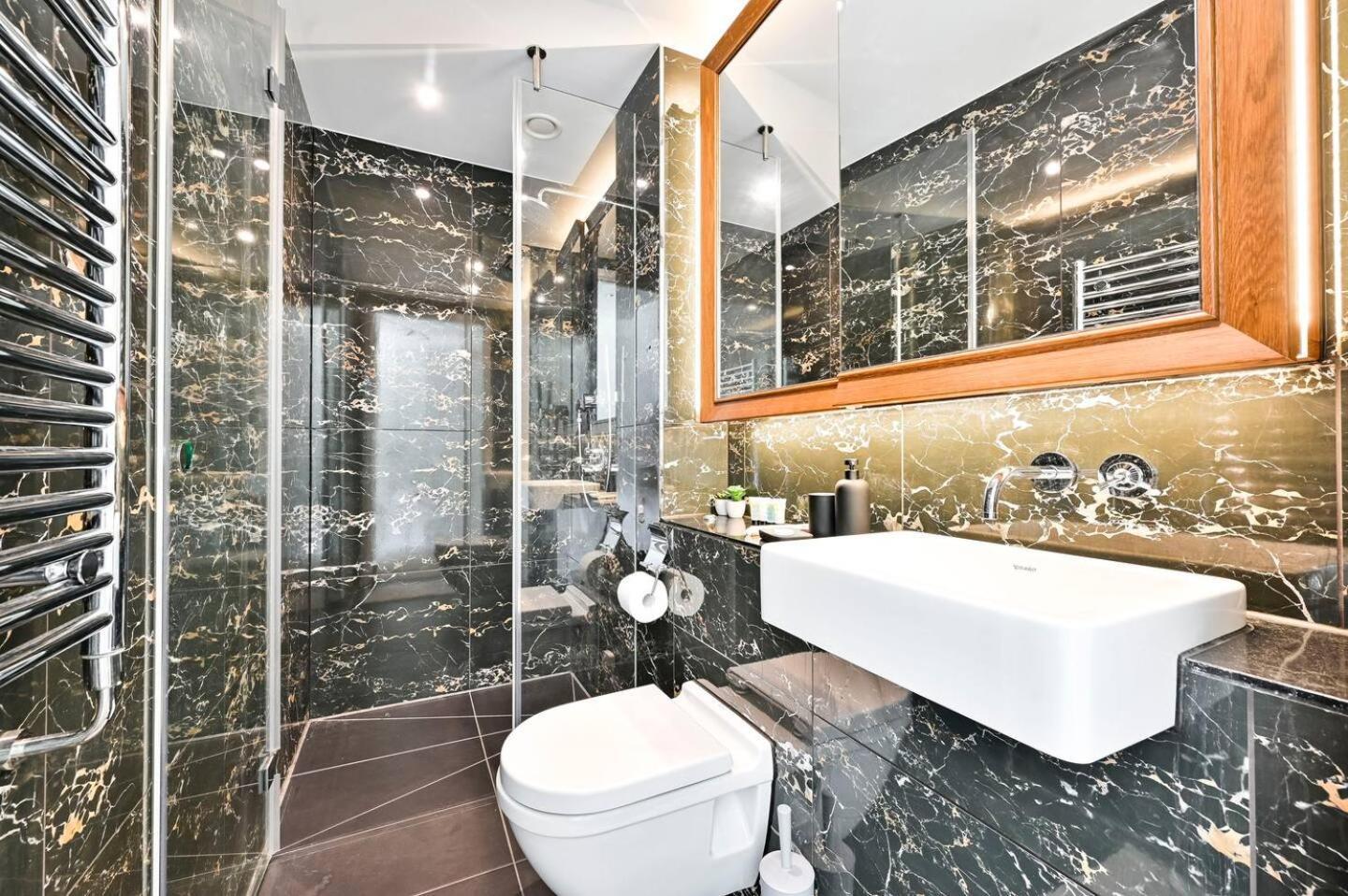 Luxury High-rise 21st Floor 2 Bedroom 2 Bath Flat Londen