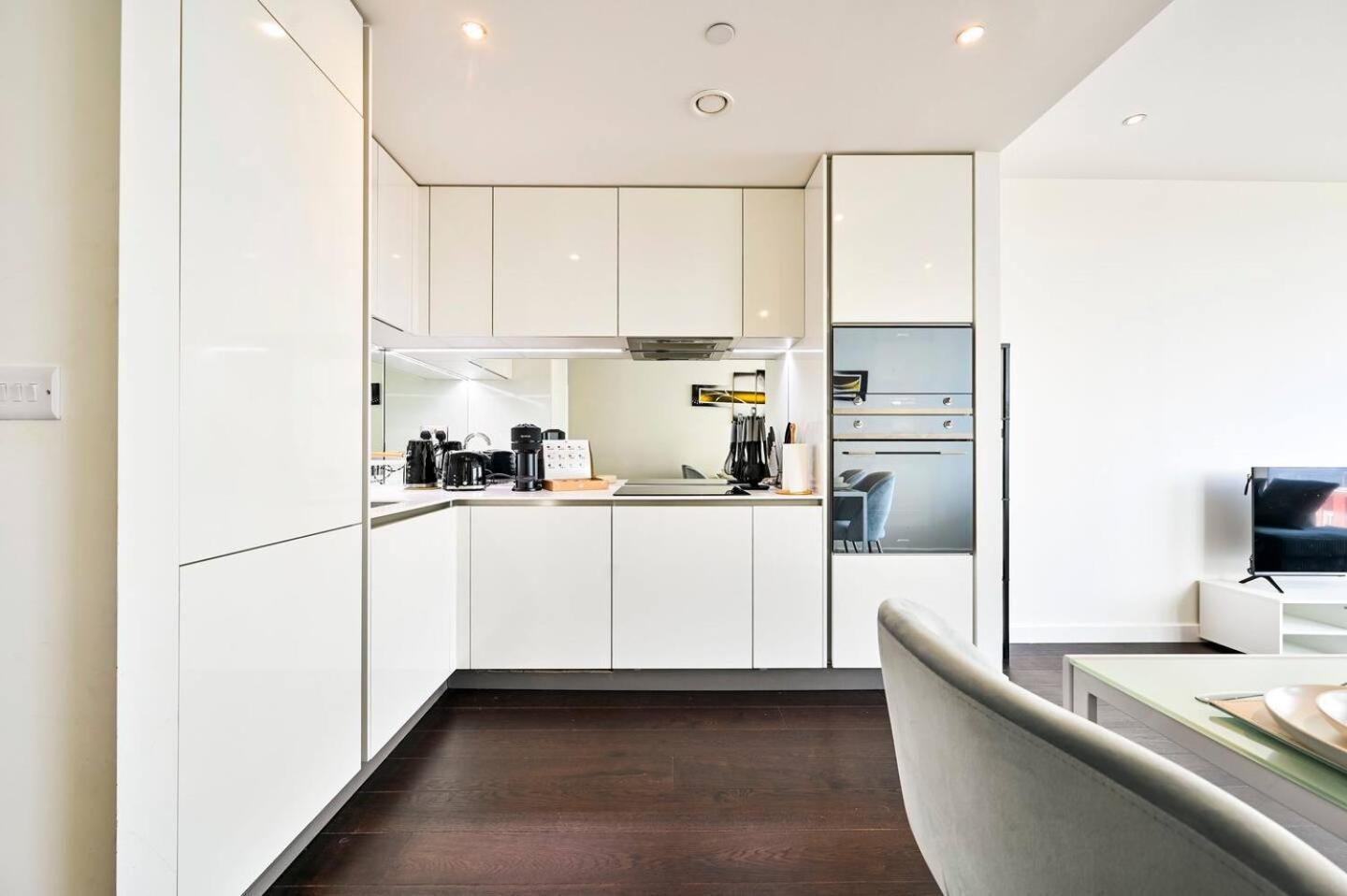 Luxury High-rise 21st Floor 2 Bedroom 2 Bath Flat * Londen