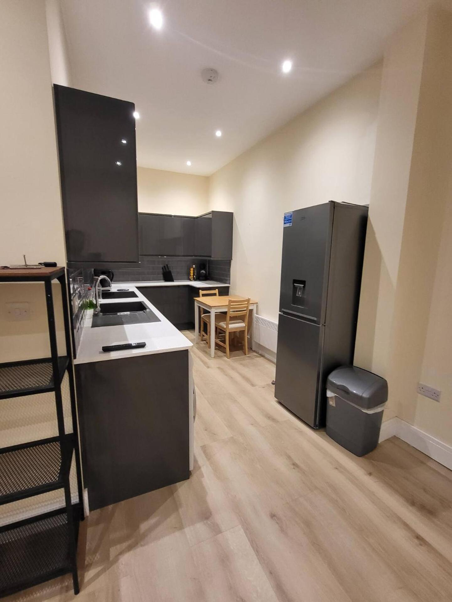 Modern, 10 Minutes To Bridge, Free Parking Apartment London