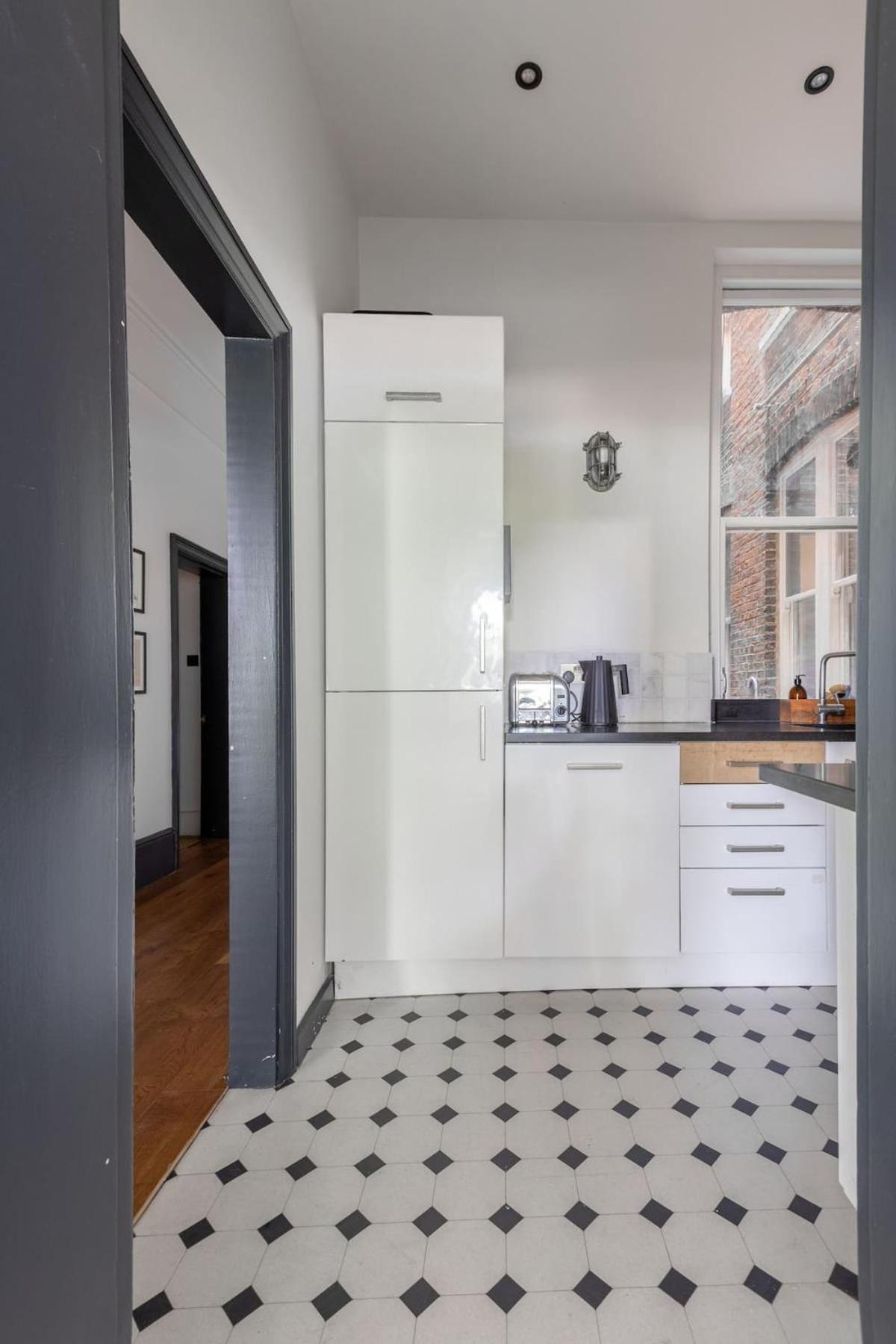 A Spacious With Style Apartment *