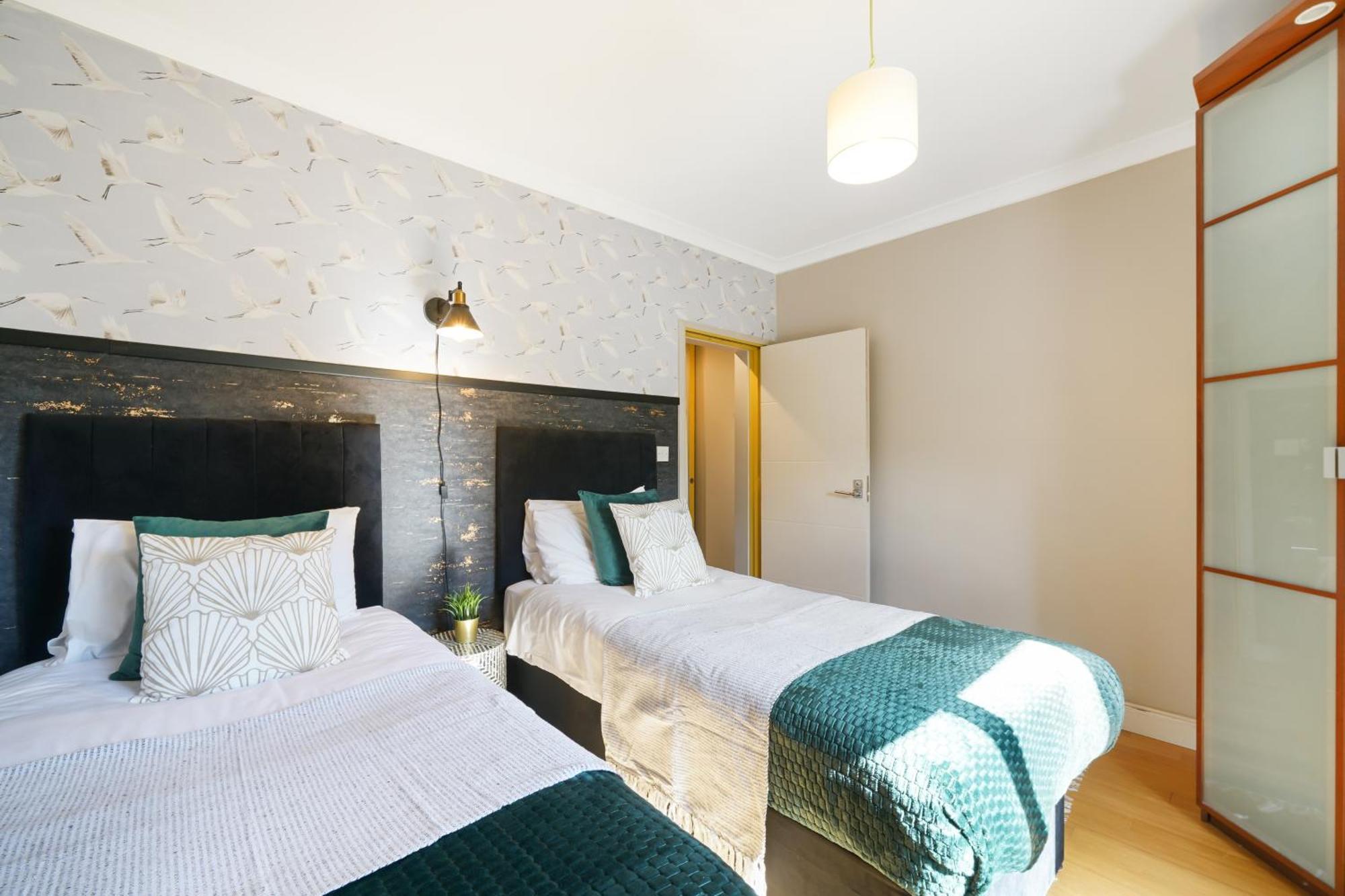 Designer 2 Bedroom Flat In London-balcony-sleeps 6 Apartment London