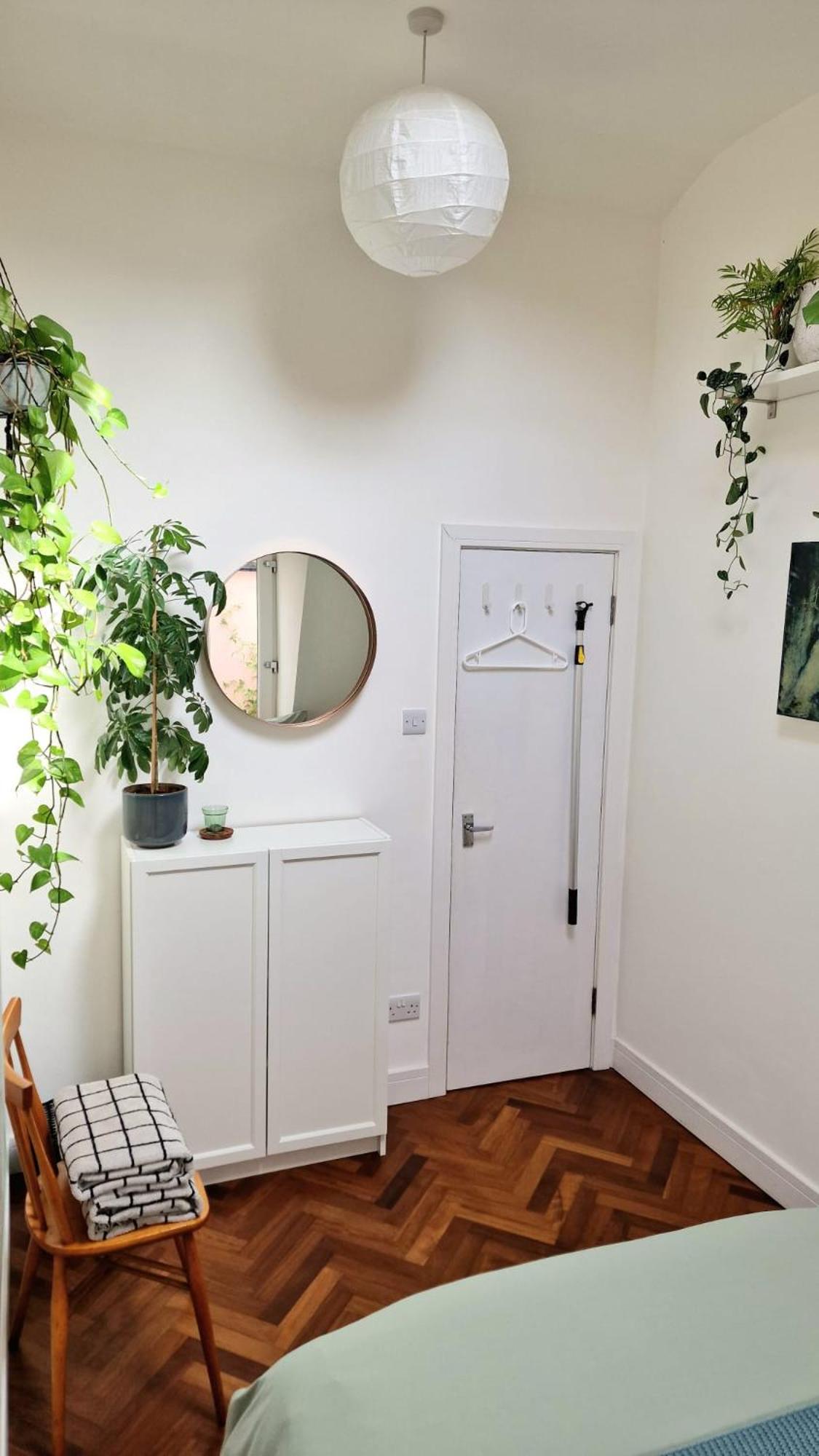 Rum i privatbostad Charming Bedroom In Artist Studio London