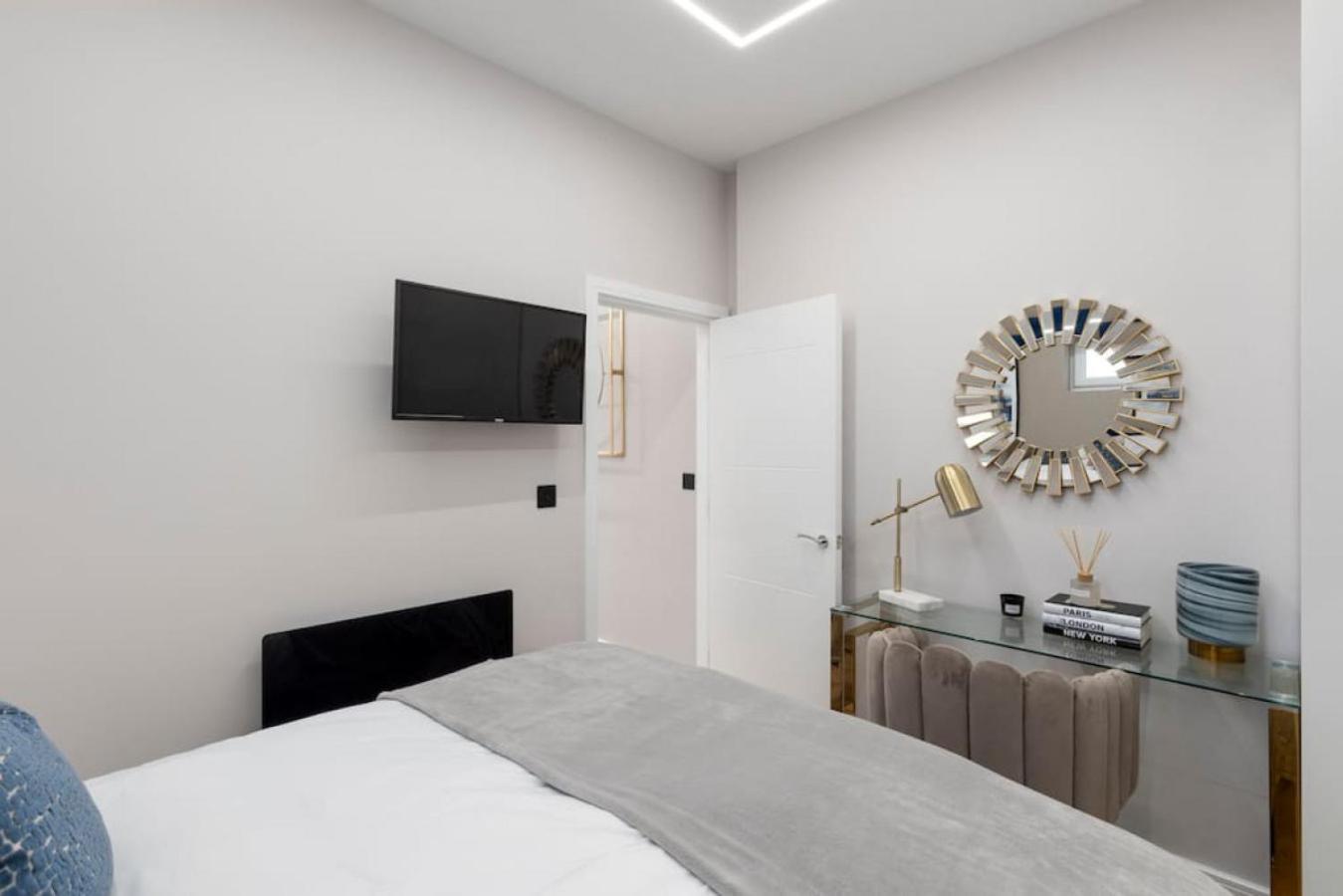 5 Star Accommodation, 2 Minutes To Brent Cross Station Appartement Londres