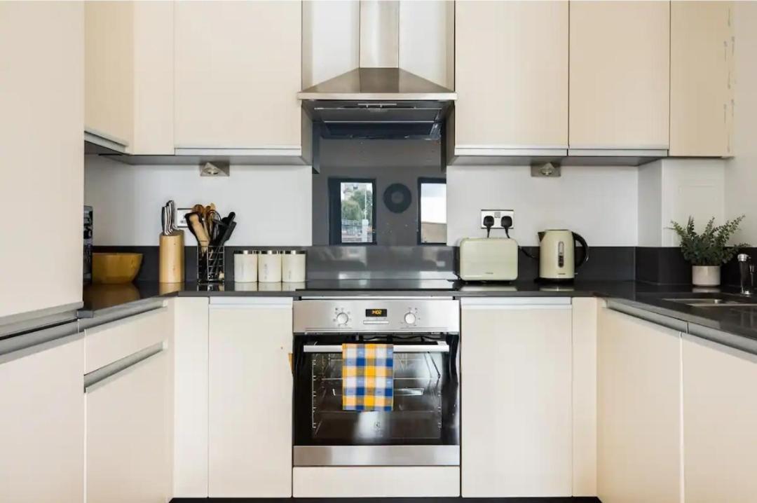 Apartment Elegant 2-bedroom Flat Near Bridge - Perfect Location With Easy Access *