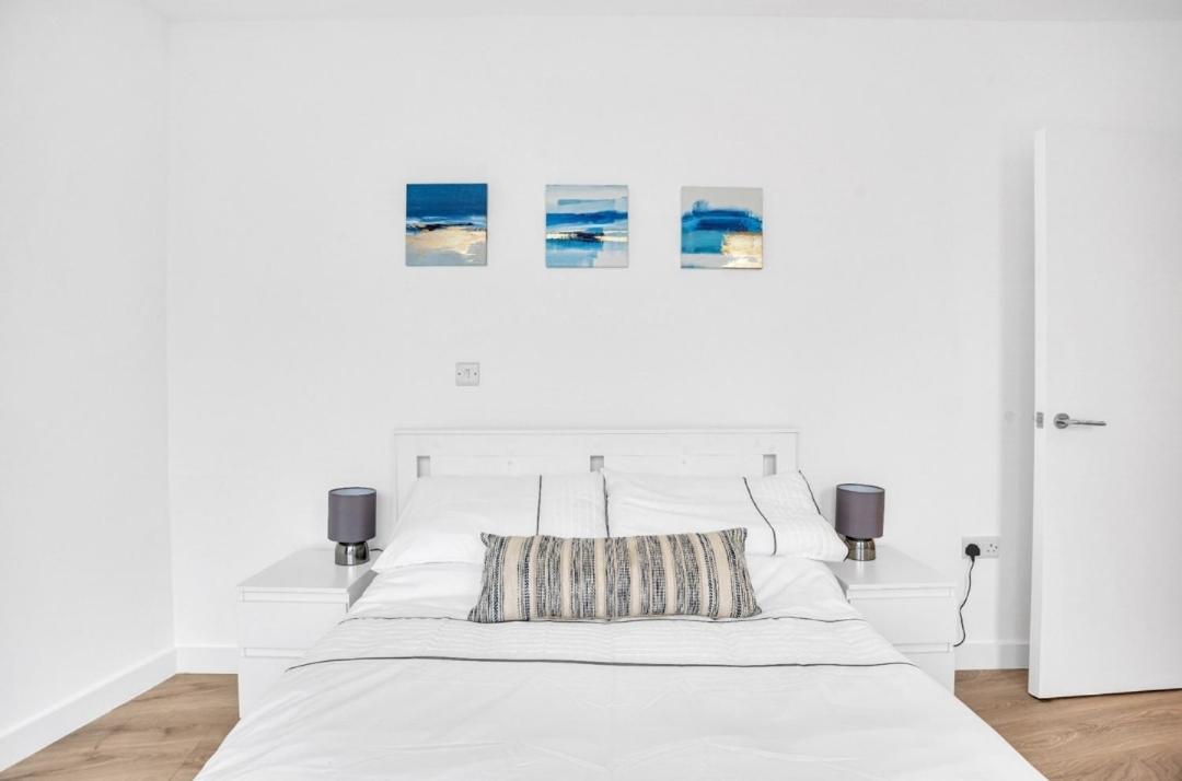 Apartment Elegant 2-bedroom Flat Near Bridge - Perfect Location With Easy Access *