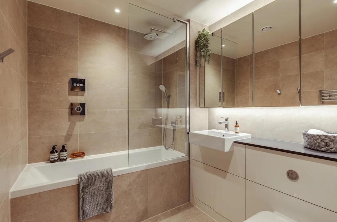Apartment Elegant 2-bedroom Flat Near Bridge - Perfect Location With Easy Access London