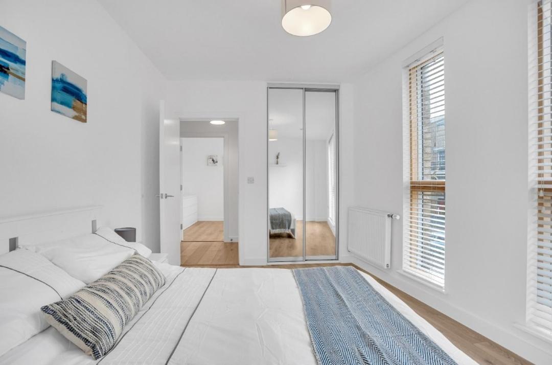 Apartment Elegant 2-bedroom Flat Near Bridge - Perfect Location With Easy Access London