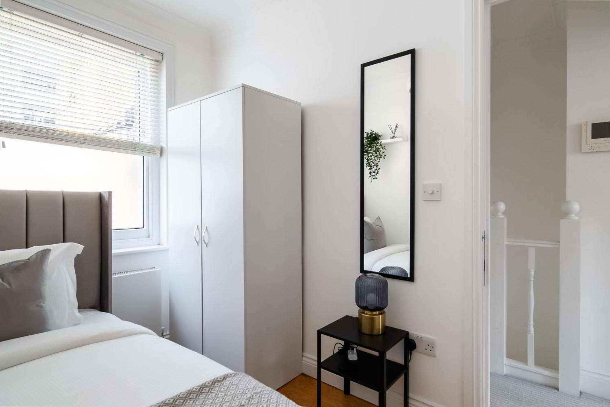 4br 2ba House By Livestay Short Lets & Serviced Near Oxford Circus With 2 Private Patios Vakantiehuis Londen