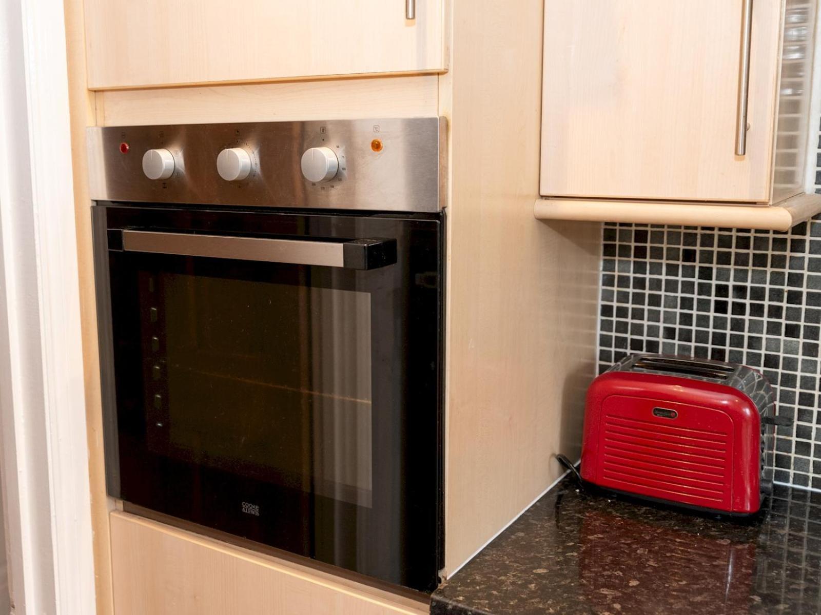 Spacious 4-bed House Direct Link To Pass The Keys Semesterbostad London