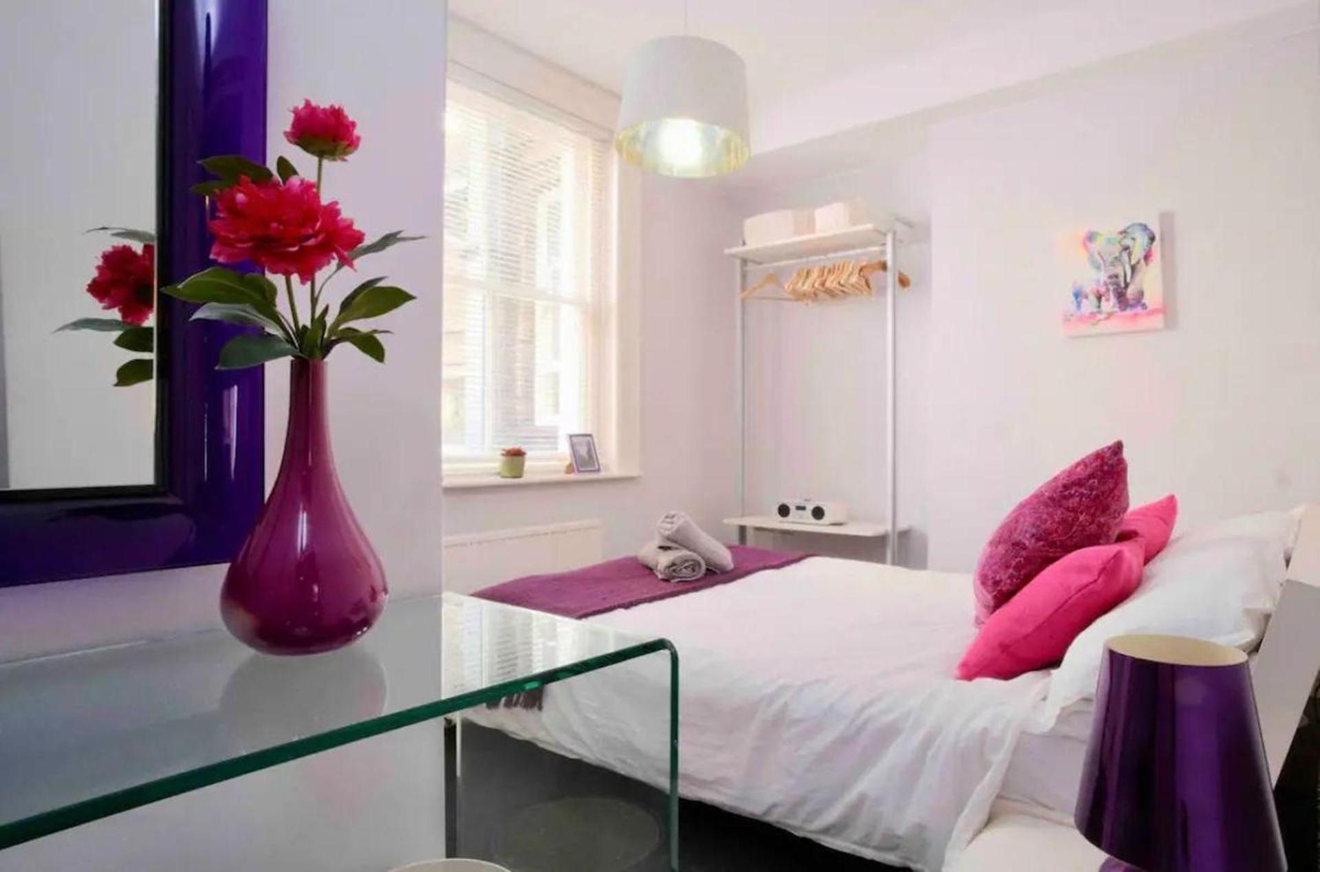 Designer Delight By Covent Garden Station * Londen