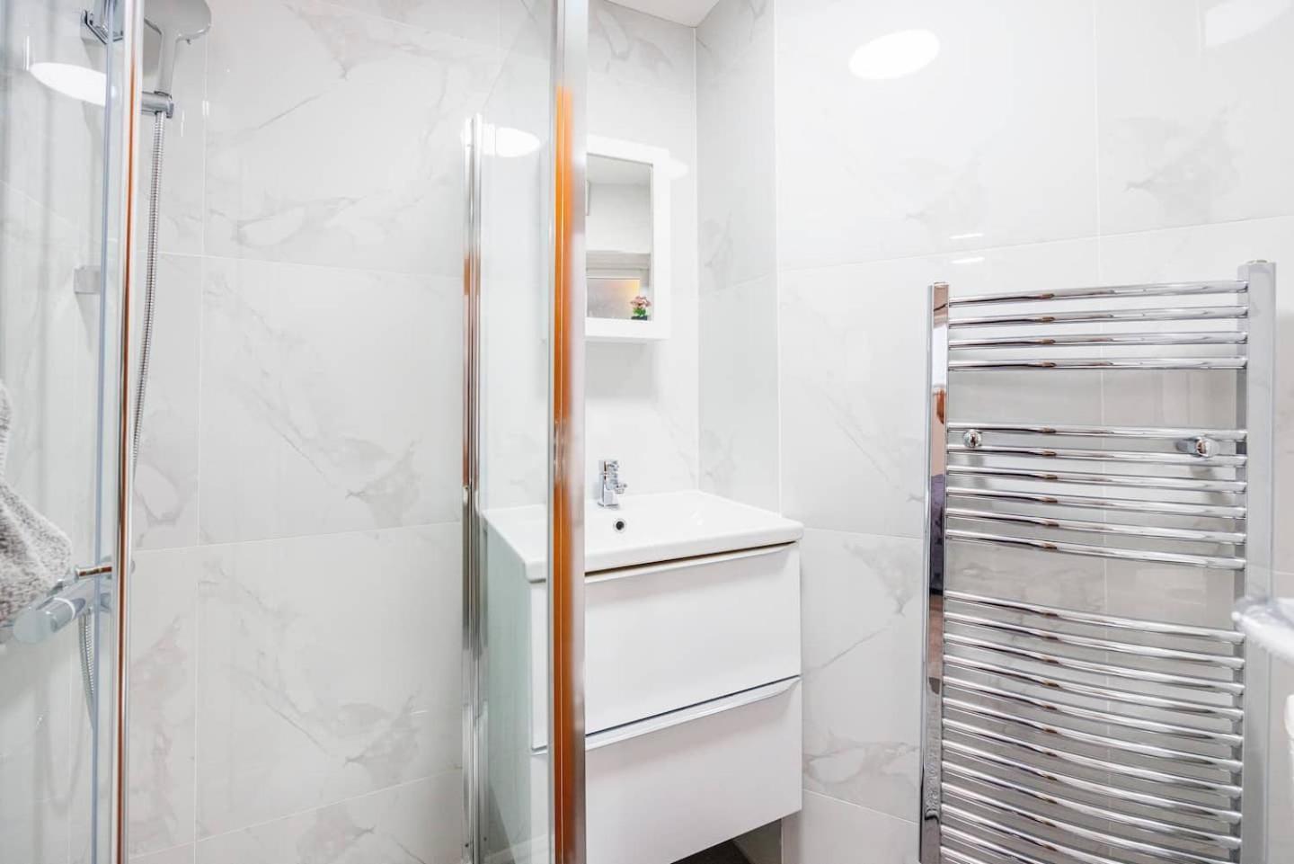 Three Bedrooms 3 Bathrooms In Appartement *