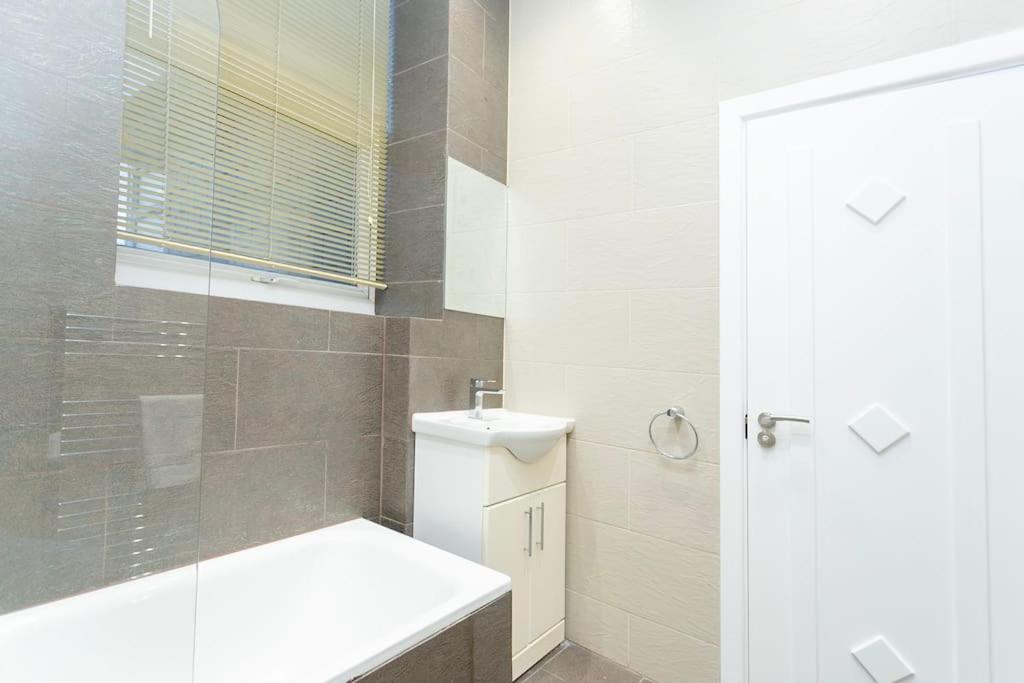 Apartment Trendy 1br In West Kensington -opposite Station *