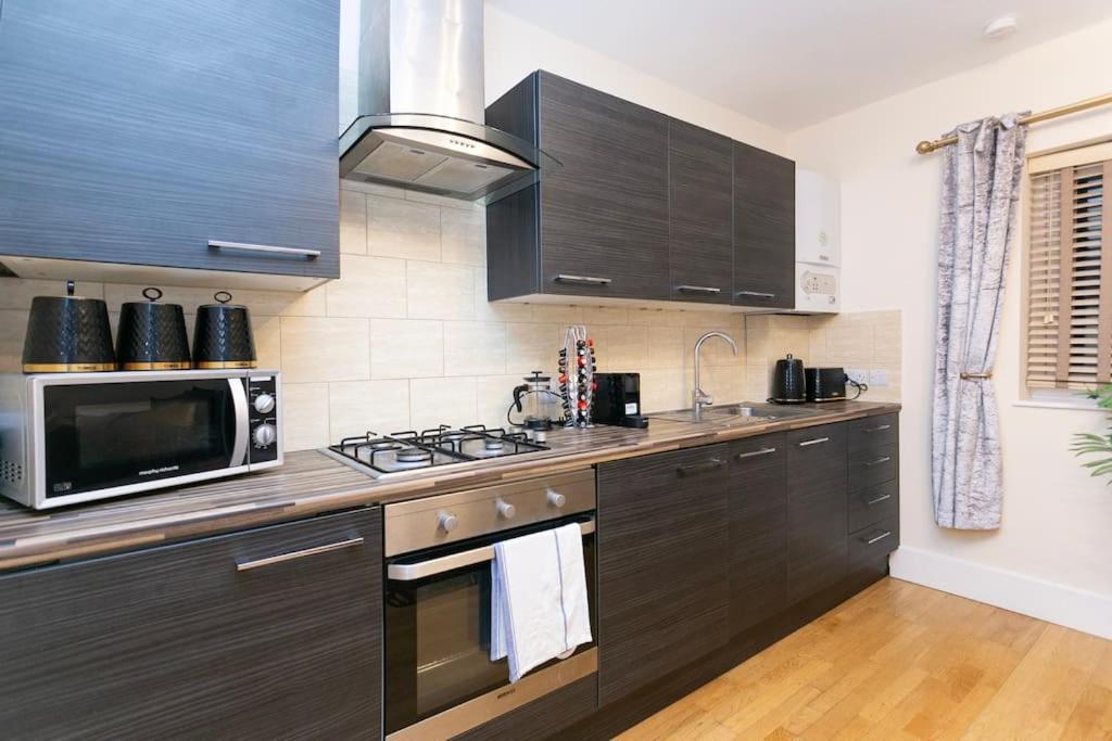 Roomy Bliss - Your Home Away Apartment London